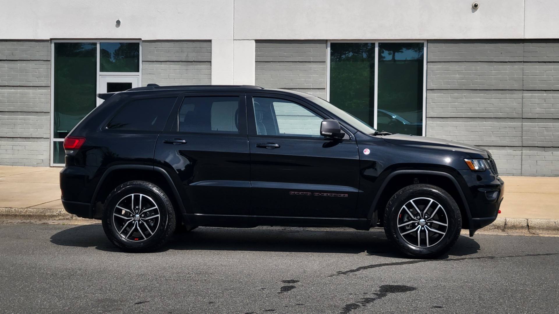 Used 2018 Jeep GRAND CHEROKEE TRAILHAWK 4X4 / 3.6L / NAV / BLIND SPOT / REARVIEW for sale Sold at Formula Imports in Charlotte NC 28227 10