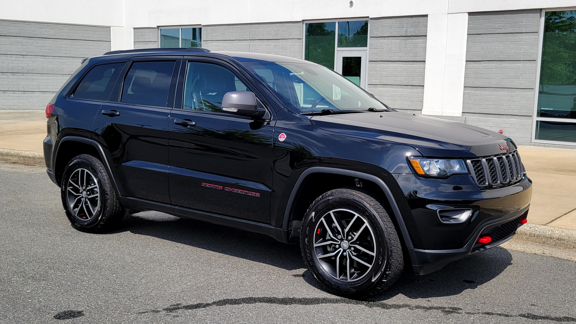 Used 2018 Jeep GRAND CHEROKEE TRAILHAWK 4X4 / 3.6L / NAV / BLIND SPOT / REARVIEW for sale $38,000 at Formula Imports in Charlotte NC 28227 11