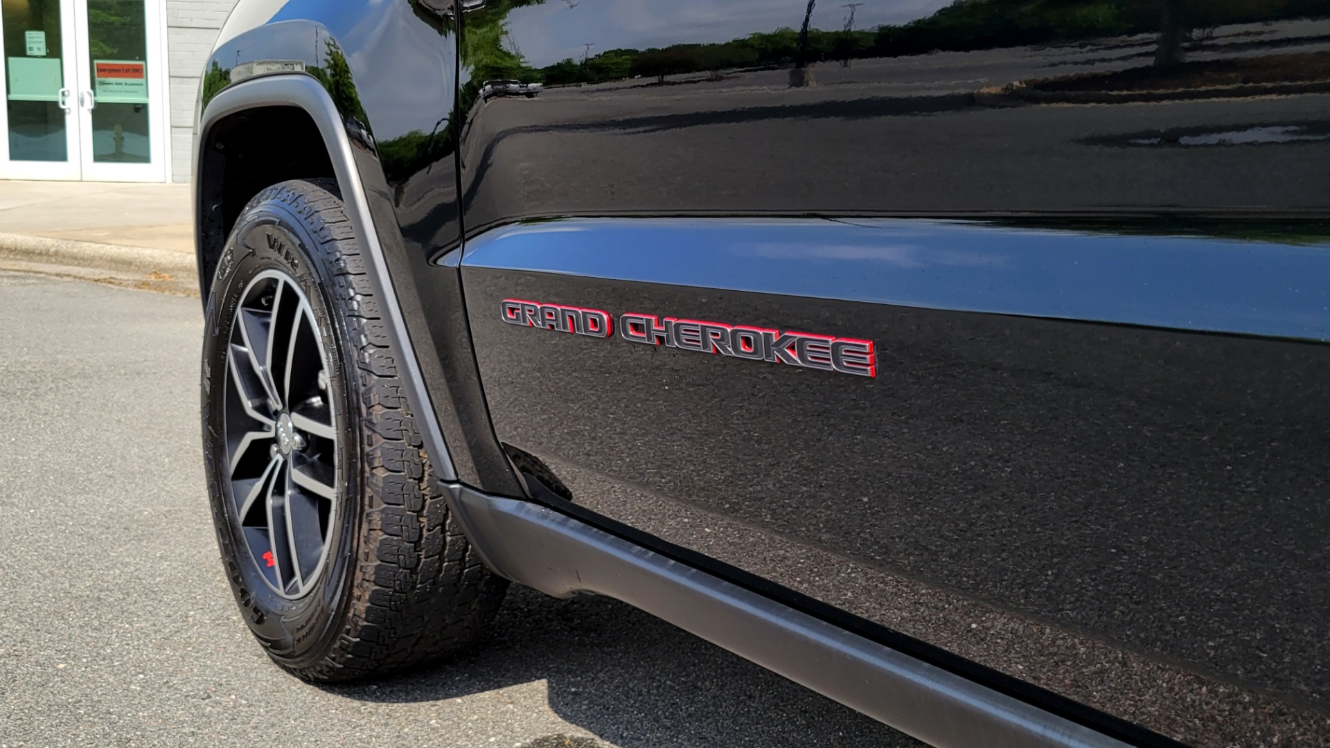 Used 2018 Jeep GRAND CHEROKEE TRAILHAWK 4X4 / 3.6L / NAV / BLIND SPOT / REARVIEW for sale $38,000 at Formula Imports in Charlotte NC 28227 13