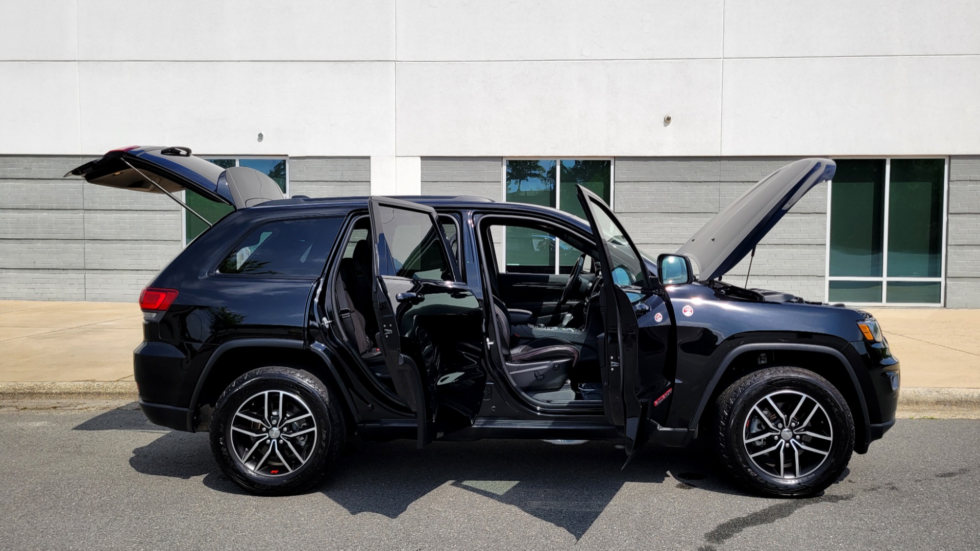 Used 2018 Jeep GRAND CHEROKEE TRAILHAWK 4X4 / 3.6L / NAV / BLIND SPOT / REARVIEW for sale $38,000 at Formula Imports in Charlotte NC 28227 15