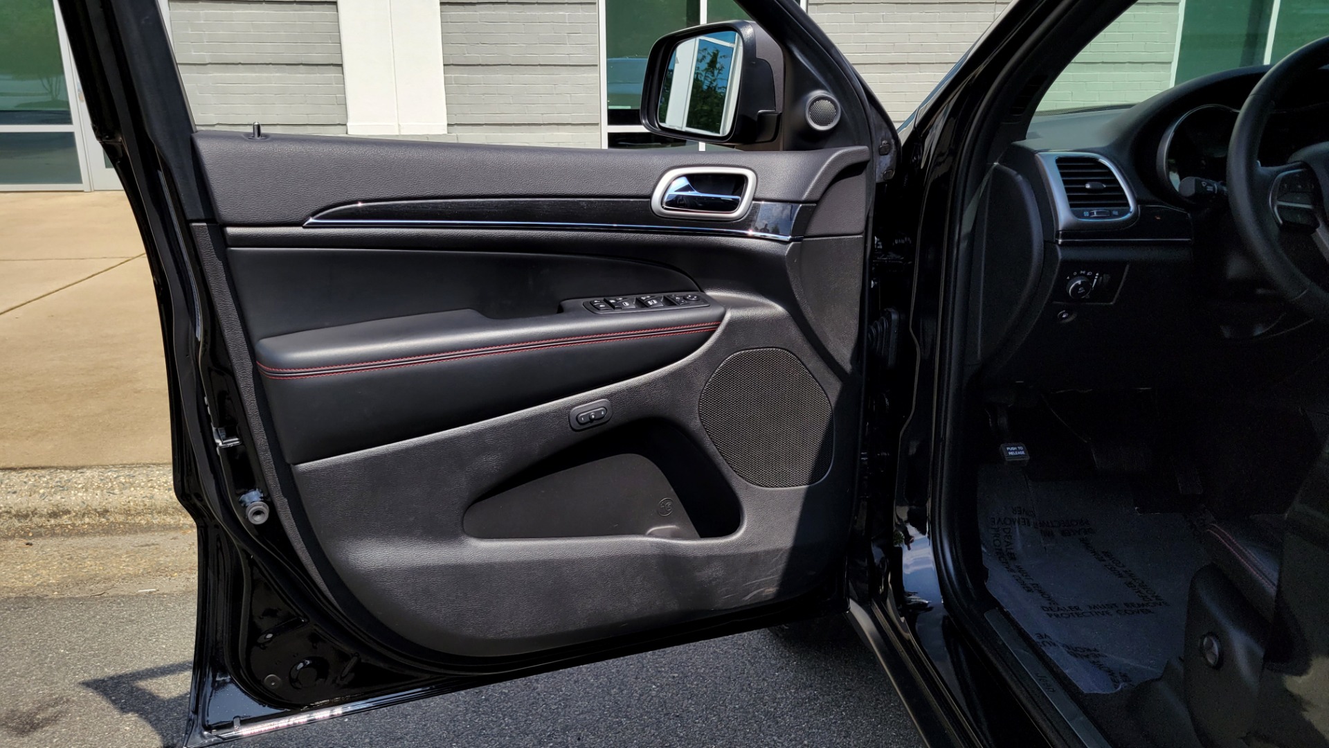 Used 2018 Jeep GRAND CHEROKEE TRAILHAWK 4X4 / 3.6L / NAV / BLIND SPOT / REARVIEW for sale $38,000 at Formula Imports in Charlotte NC 28227 39