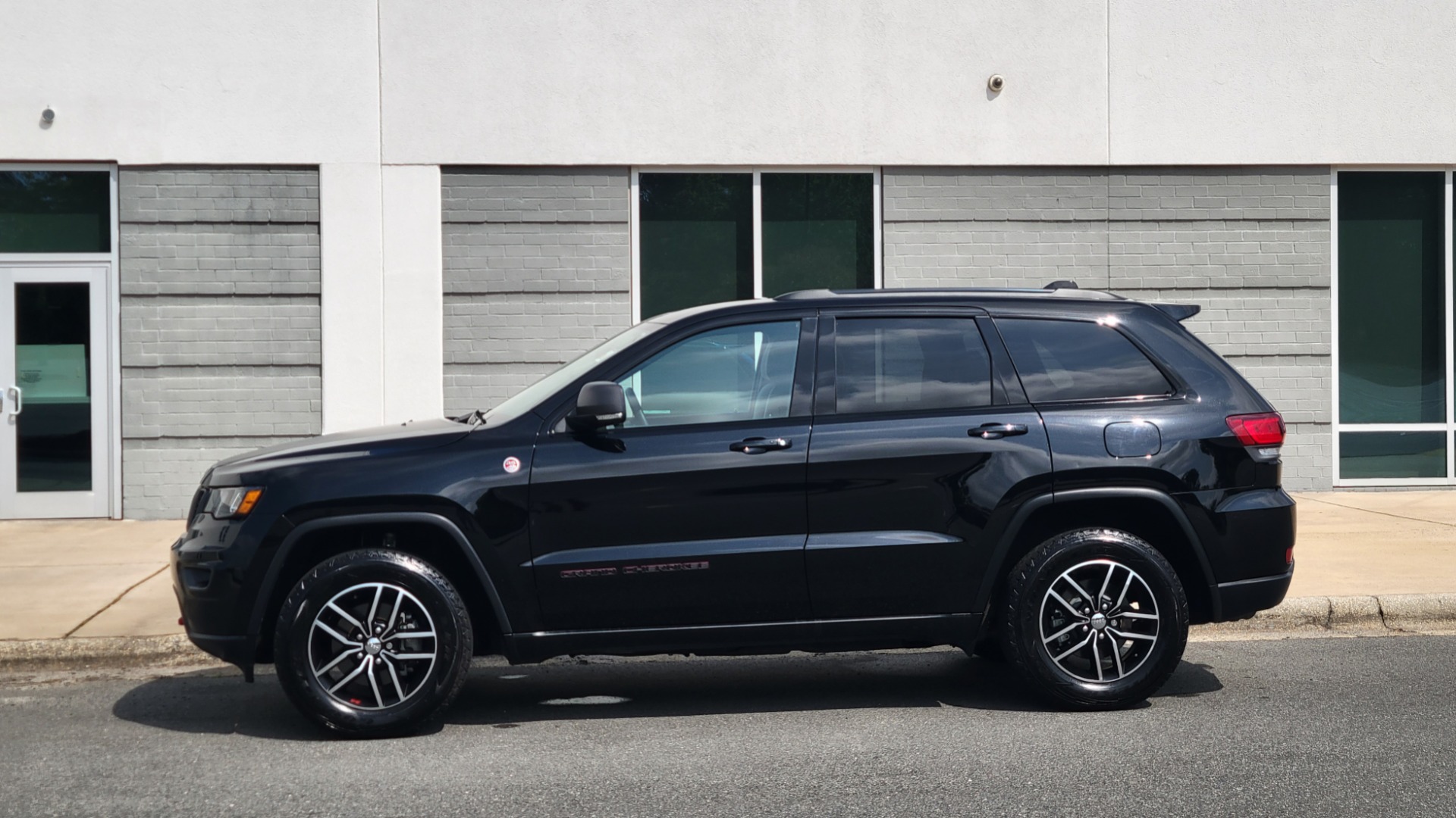 Used 2018 Jeep GRAND CHEROKEE TRAILHAWK 4X4 / 3.6L / NAV / BLIND SPOT / REARVIEW for sale $38,000 at Formula Imports in Charlotte NC 28227 4