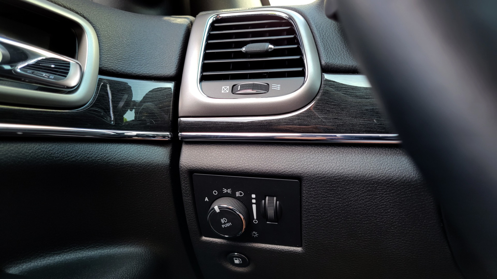 Used 2018 Jeep GRAND CHEROKEE TRAILHAWK 4X4 / 3.6L / NAV / BLIND SPOT / REARVIEW for sale Sold at Formula Imports in Charlotte NC 28227 46