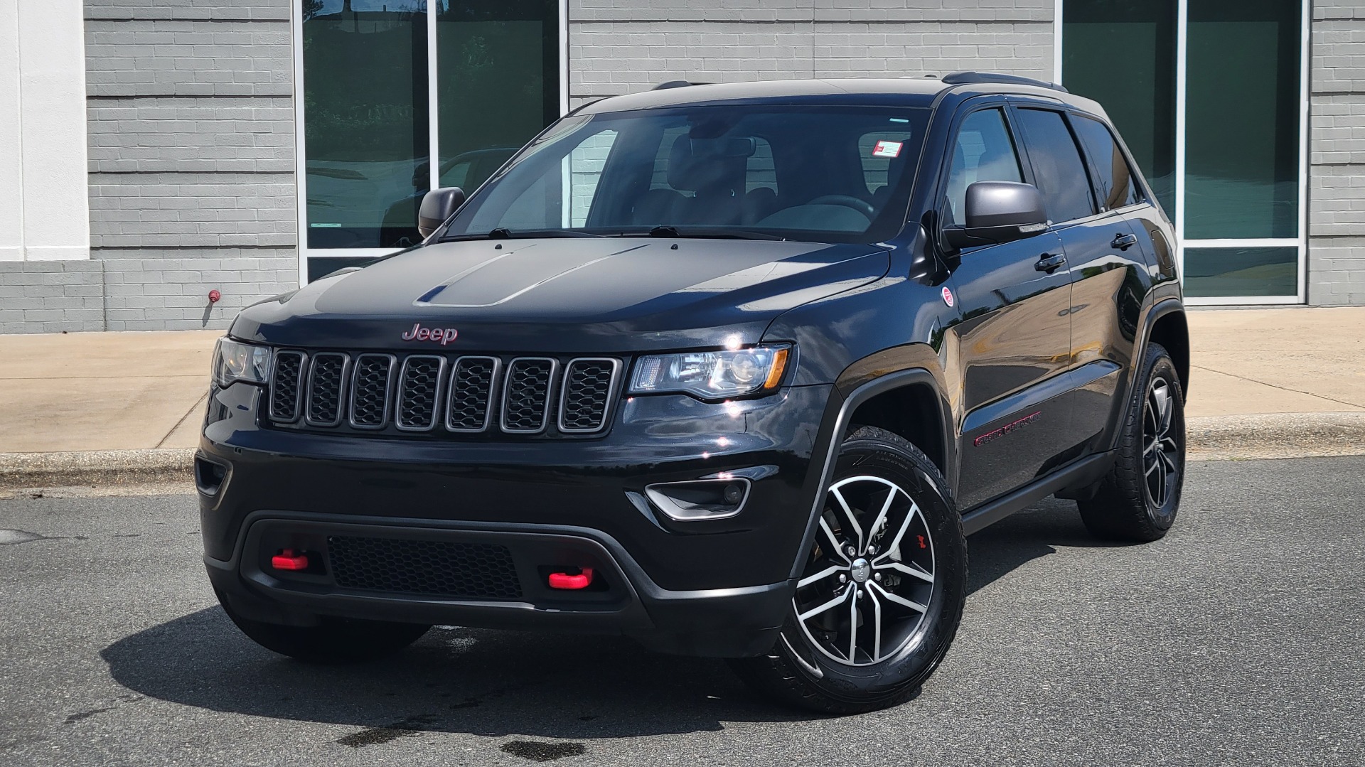 Used 2018 Jeep GRAND CHEROKEE TRAILHAWK 4X4 / 3.6L / NAV / BLIND SPOT / REARVIEW for sale $38,000 at Formula Imports in Charlotte NC 28227 1