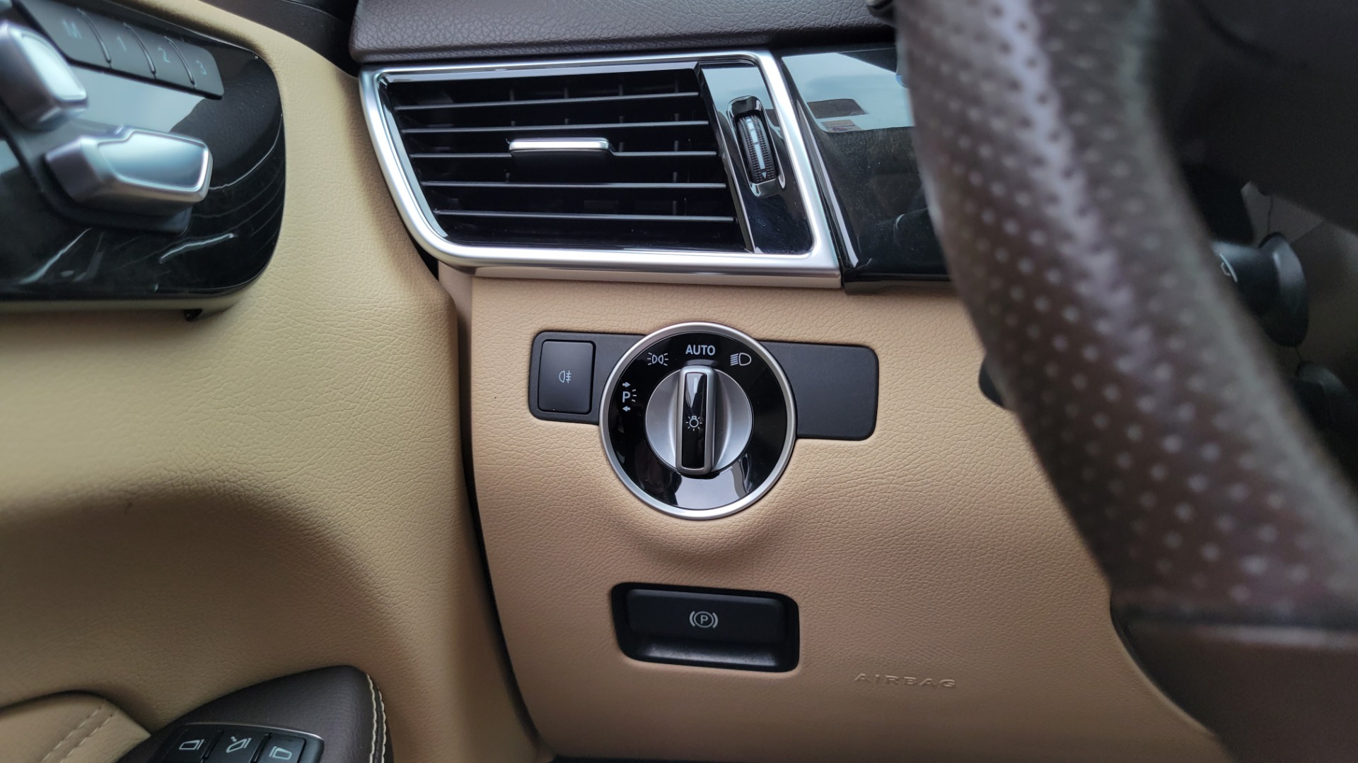 Used 2018 Mercedes-Benz GLE 350 4MATIC SUV / PREMIUM 3 / PANO-ROOF / H/K SND / REARVIEW for sale $39,495 at Formula Imports in Charlotte NC 28227 36