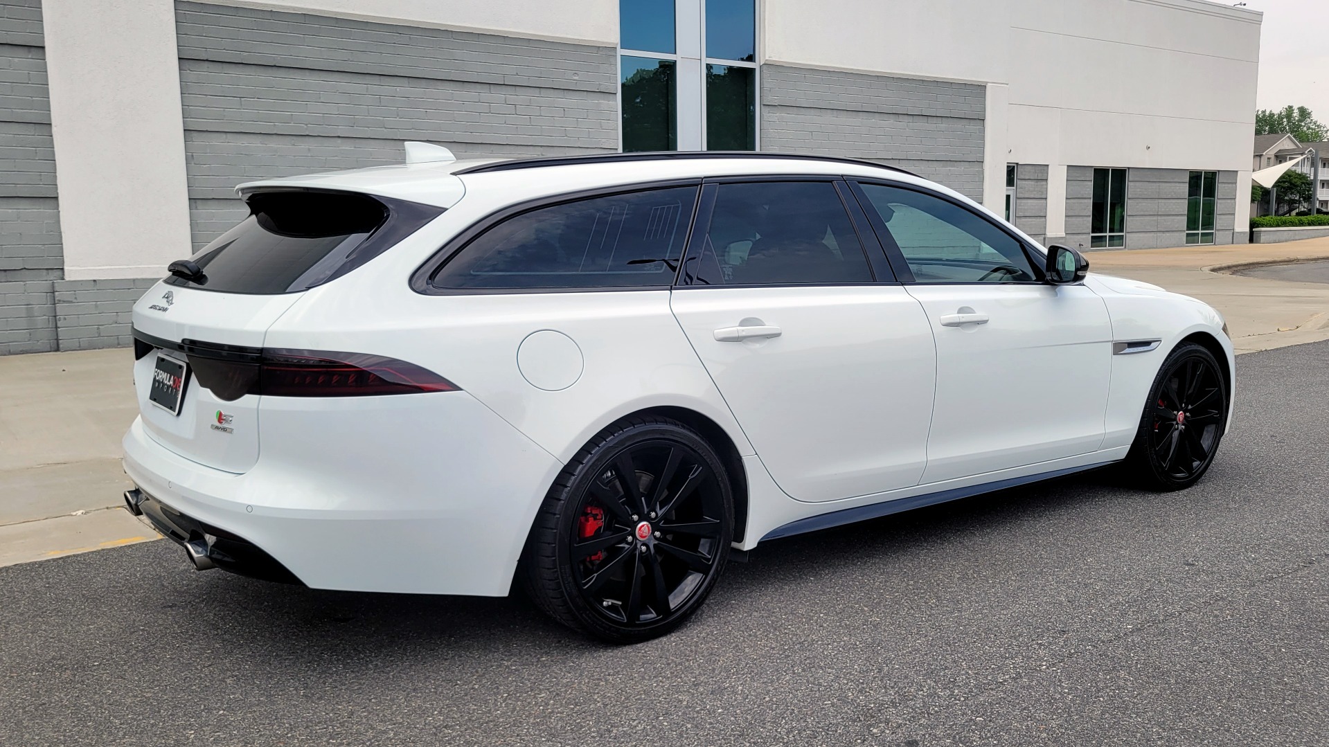 Used 2018 Jaguar XF SPORTBRAKE S / 3.0L / AWD / TECHNOLOGY / NAV / PANO-ROOF / REARVIEW for sale $46,995 at Formula Imports in Charlotte NC 28227 2