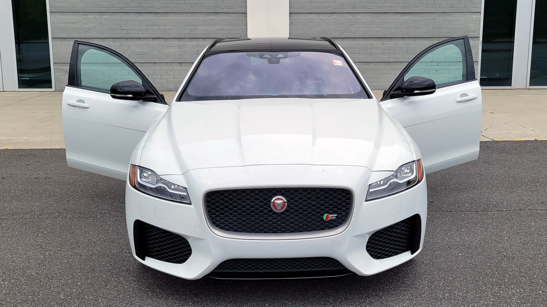Used 2018 Jaguar XF SPORTBRAKE S / 3.0L / AWD / TECHNOLOGY / NAV / PANO-ROOF / REARVIEW for sale $46,995 at Formula Imports in Charlotte NC 28227 26