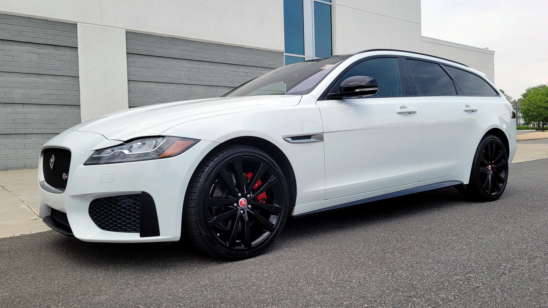 Used 2018 Jaguar XF SPORTBRAKE S / 3.0L / AWD / TECHNOLOGY / NAV / PANO-ROOF / REARVIEW for sale $46,995 at Formula Imports in Charlotte NC 28227 4