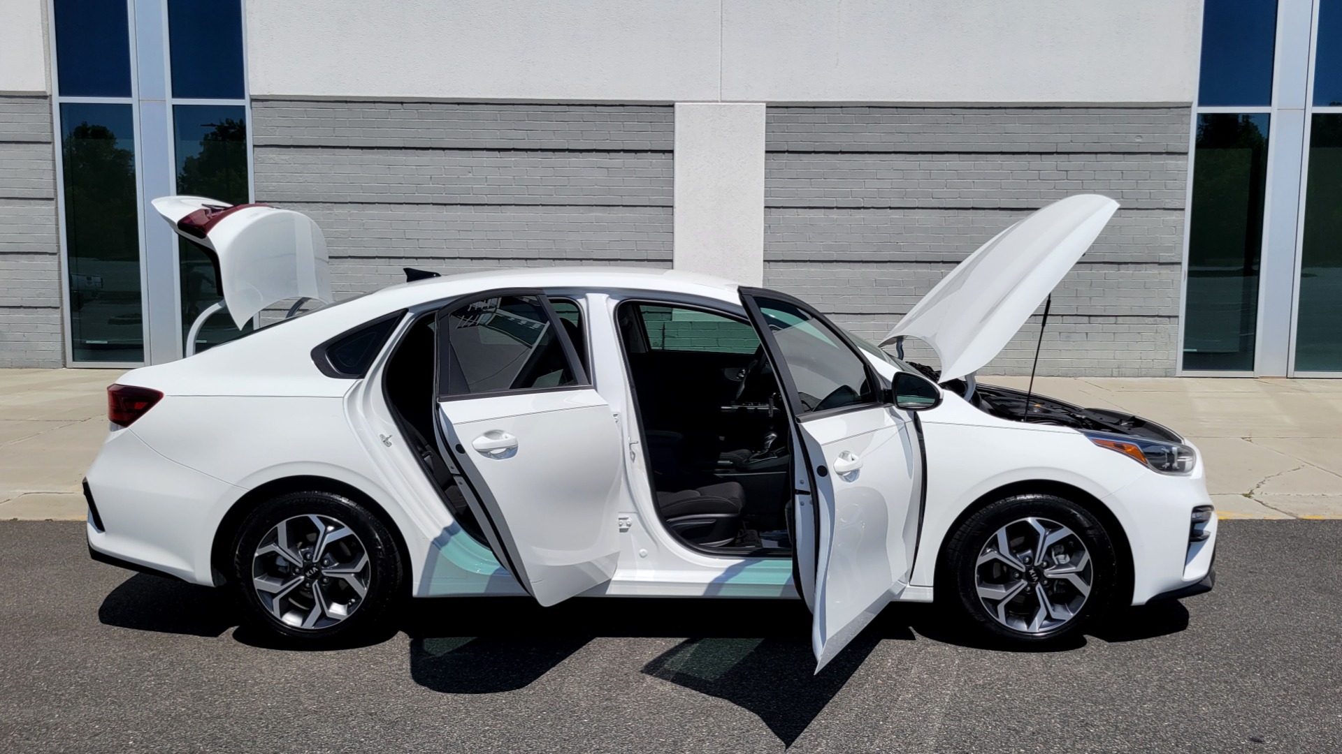 Used 2019 Kia FORTE LXS IVT 2.0L SEDAN / CVT TRANS / APPLE / DUAL-ZONE AIR / REARVIEW for sale $16,995 at Formula Imports in Charlotte NC 28227 11