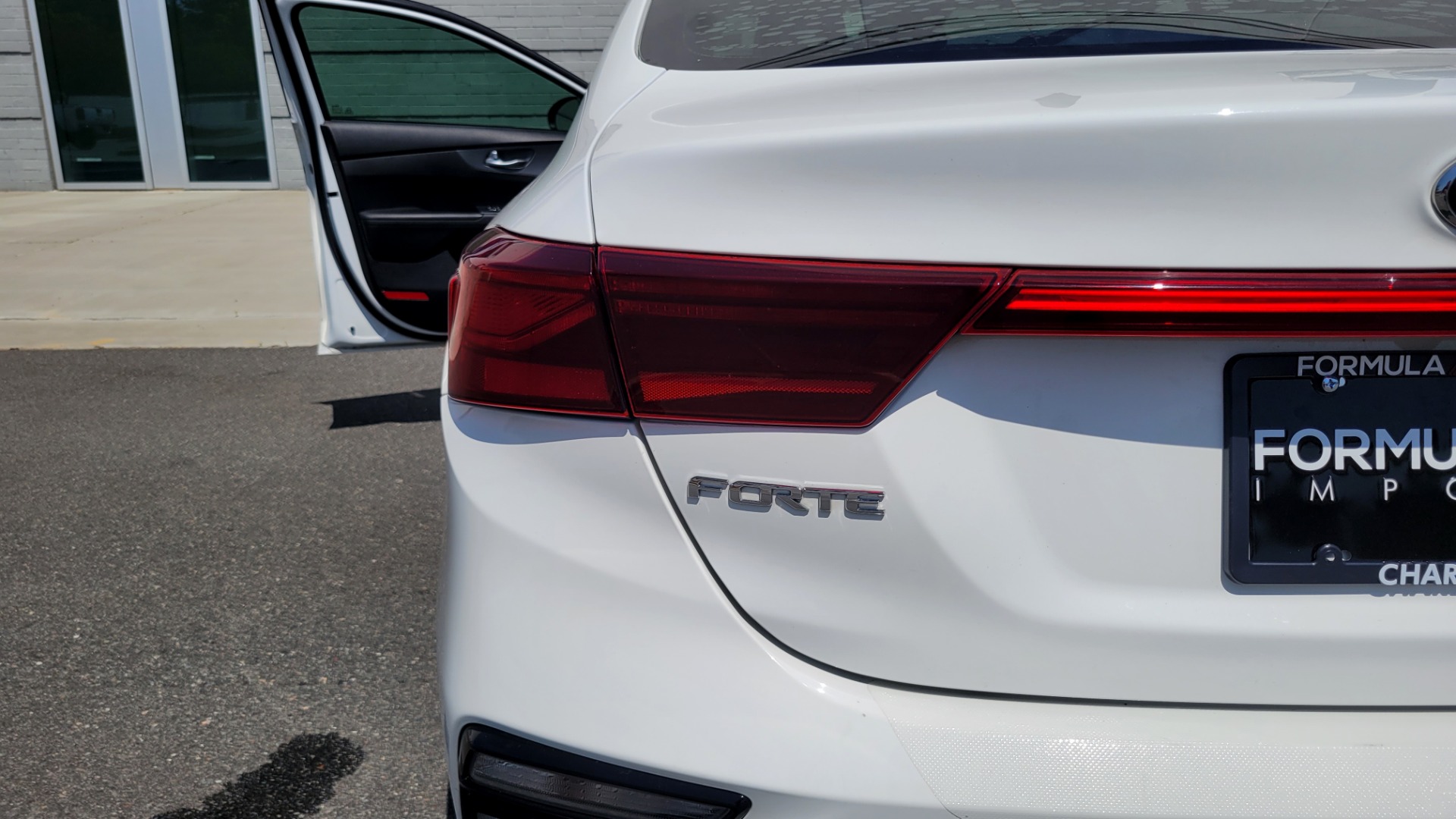 Used 2019 Kia FORTE LXS IVT 2.0L SEDAN / CVT TRANS / APPLE / DUAL-ZONE AIR / REARVIEW for sale $16,995 at Formula Imports in Charlotte NC 28227 27