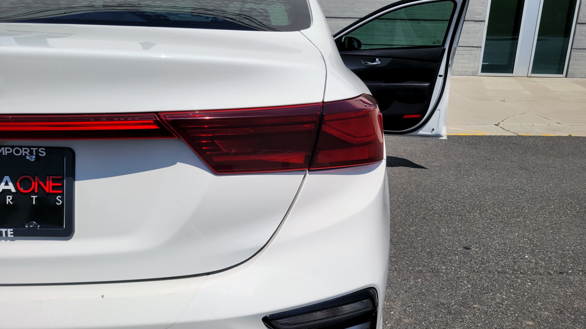 Used 2019 Kia FORTE LXS IVT 2.0L SEDAN / CVT TRANS / APPLE / DUAL-ZONE AIR / REARVIEW for sale $16,995 at Formula Imports in Charlotte NC 28227 28