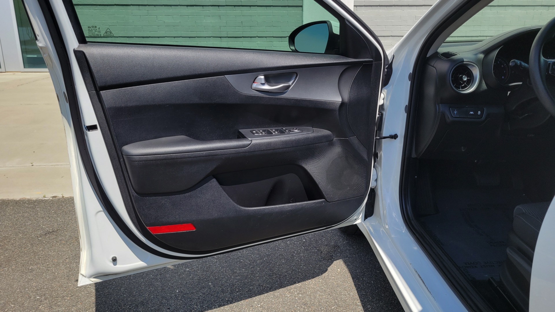 Used 2019 Kia FORTE LXS IVT 2.0L SEDAN / CVT TRANS / APPLE / DUAL-ZONE AIR / REARVIEW for sale $16,995 at Formula Imports in Charlotte NC 28227 29