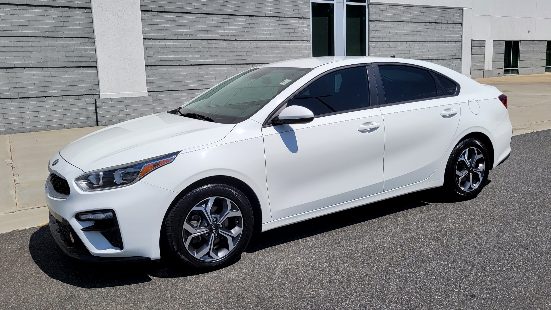 Used 2019 Kia FORTE LXS IVT 2.0L SEDAN / CVT TRANS / APPLE / DUAL-ZONE AIR / REARVIEW for sale $16,995 at Formula Imports in Charlotte NC 28227 3