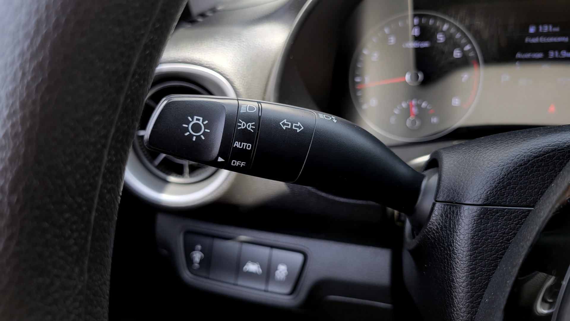 Used 2019 Kia FORTE LXS IVT 2.0L SEDAN / CVT TRANS / APPLE / DUAL-ZONE AIR / REARVIEW for sale $16,995 at Formula Imports in Charlotte NC 28227 39