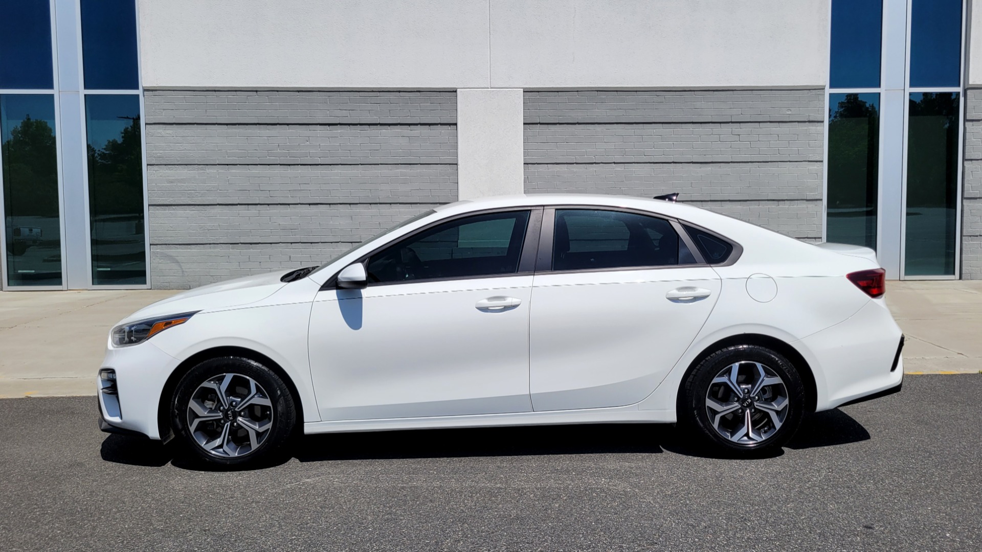 Used 2019 Kia FORTE LXS IVT 2.0L SEDAN / CVT TRANS / APPLE / DUAL-ZONE AIR / REARVIEW for sale $16,995 at Formula Imports in Charlotte NC 28227 4