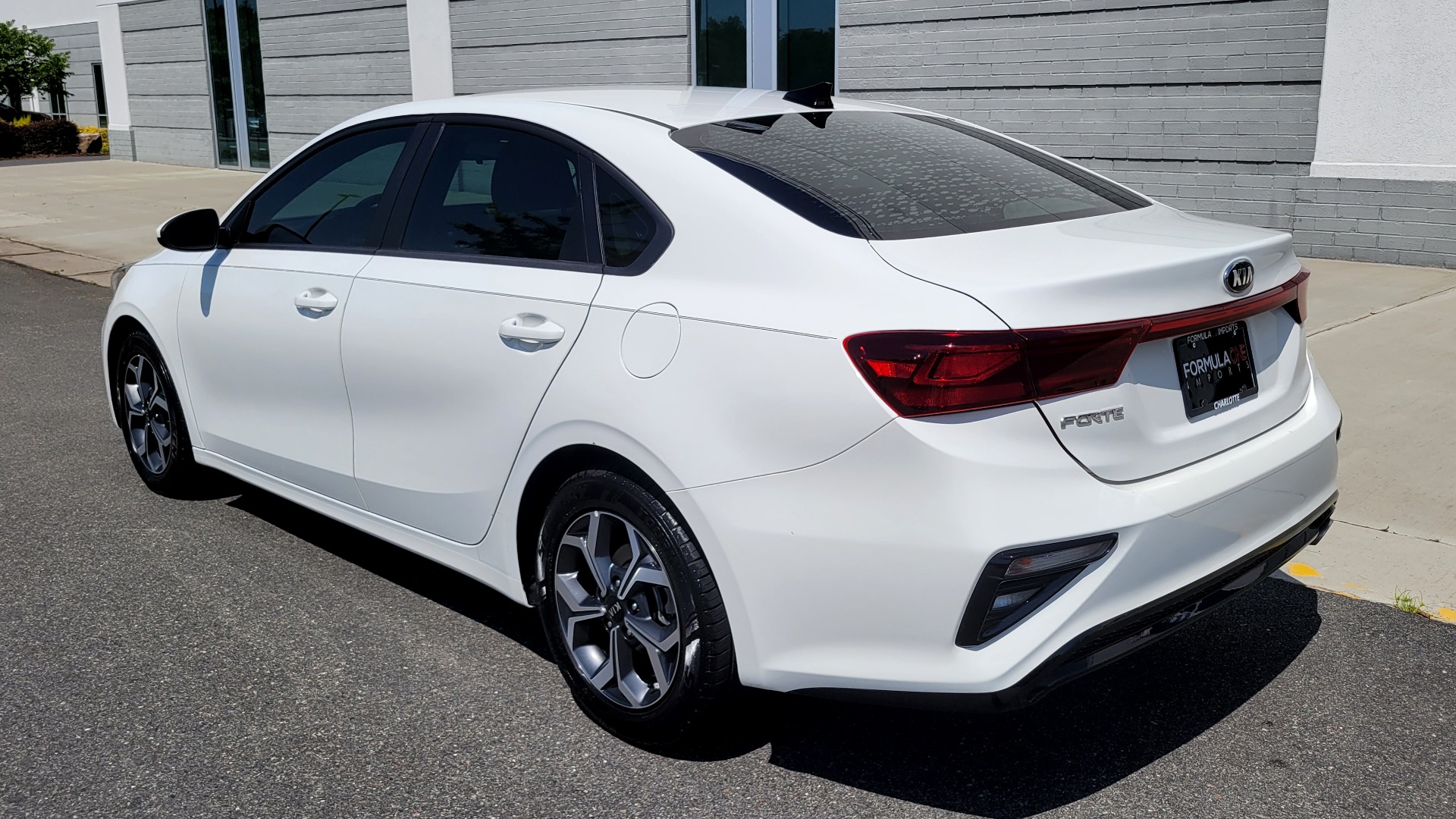 Used 2019 Kia FORTE LXS IVT 2.0L SEDAN / CVT TRANS / APPLE / DUAL-ZONE AIR / REARVIEW for sale $16,995 at Formula Imports in Charlotte NC 28227 5