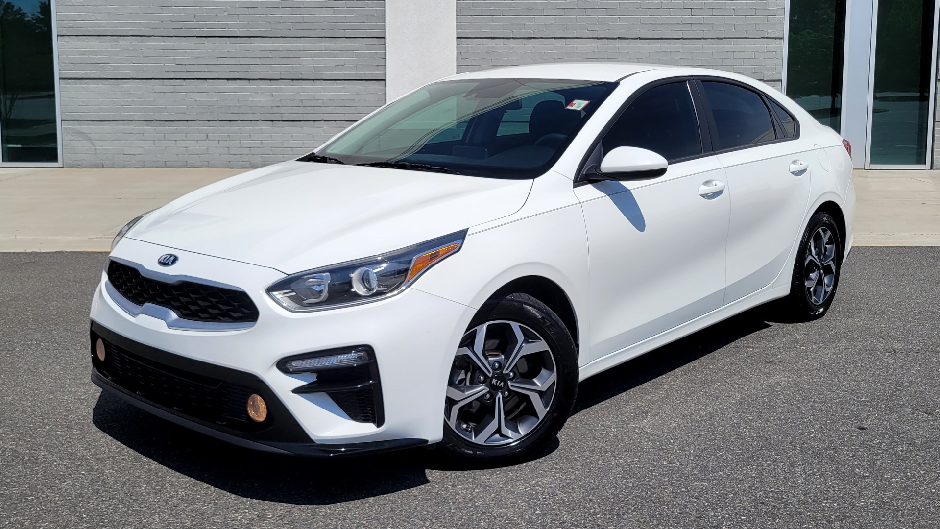 Used 2019 Kia FORTE LXS IVT 2.0L SEDAN / CVT TRANS / APPLE / DUAL-ZONE AIR / REARVIEW for sale $16,995 at Formula Imports in Charlotte NC 28227 6