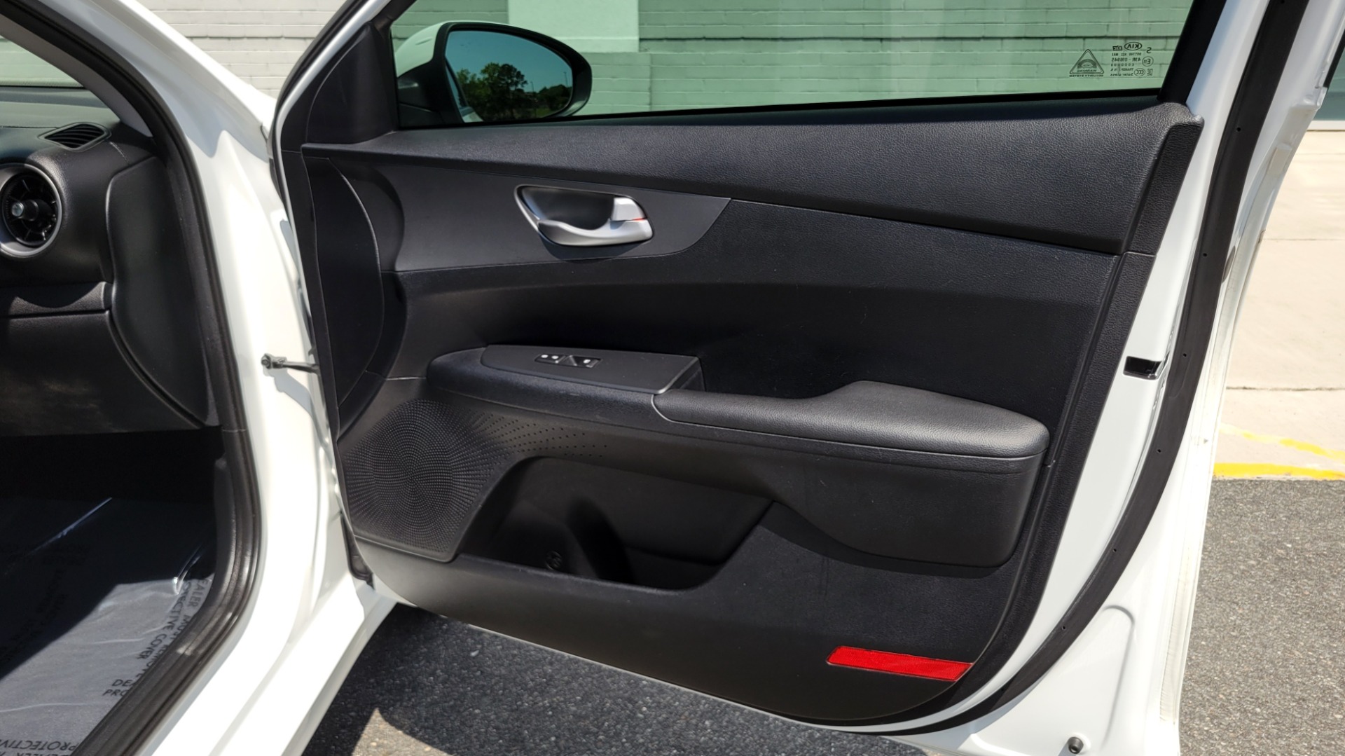 Used 2019 Kia FORTE LXS IVT 2.0L SEDAN / CVT TRANS / APPLE / DUAL-ZONE AIR / REARVIEW for sale $16,995 at Formula Imports in Charlotte NC 28227 60