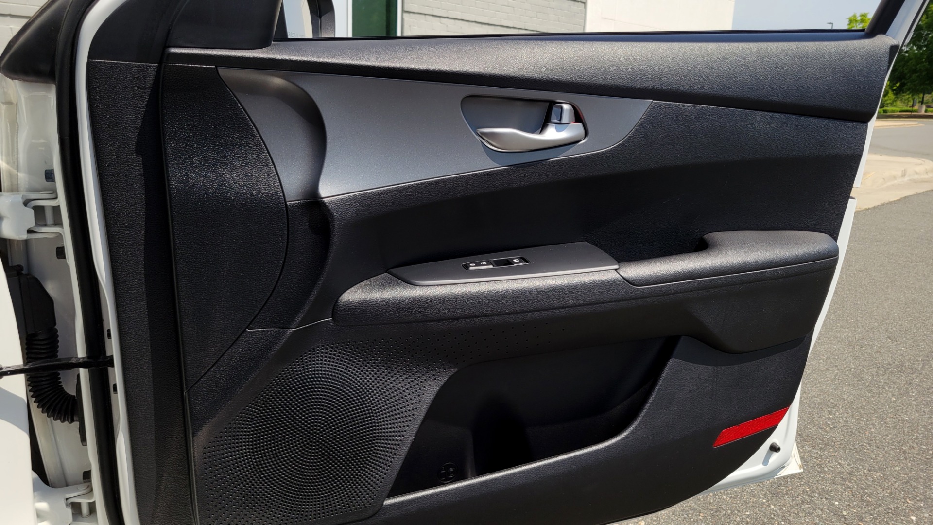 Used 2019 Kia FORTE LXS IVT 2.0L SEDAN / CVT TRANS / APPLE / DUAL-ZONE AIR / REARVIEW for sale $16,995 at Formula Imports in Charlotte NC 28227 65