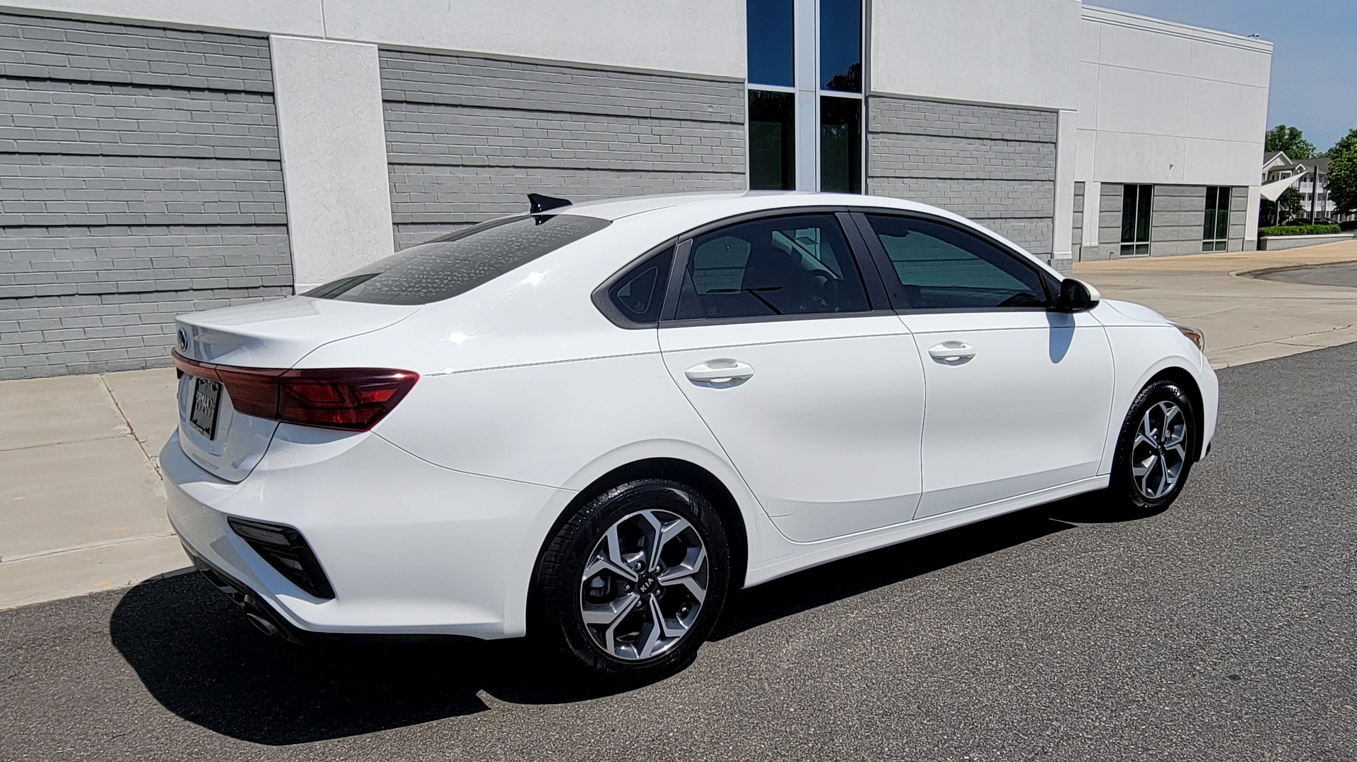Used 2019 Kia FORTE LXS IVT 2.0L SEDAN / CVT TRANS / APPLE / DUAL-ZONE AIR / REARVIEW for sale $16,995 at Formula Imports in Charlotte NC 28227 8