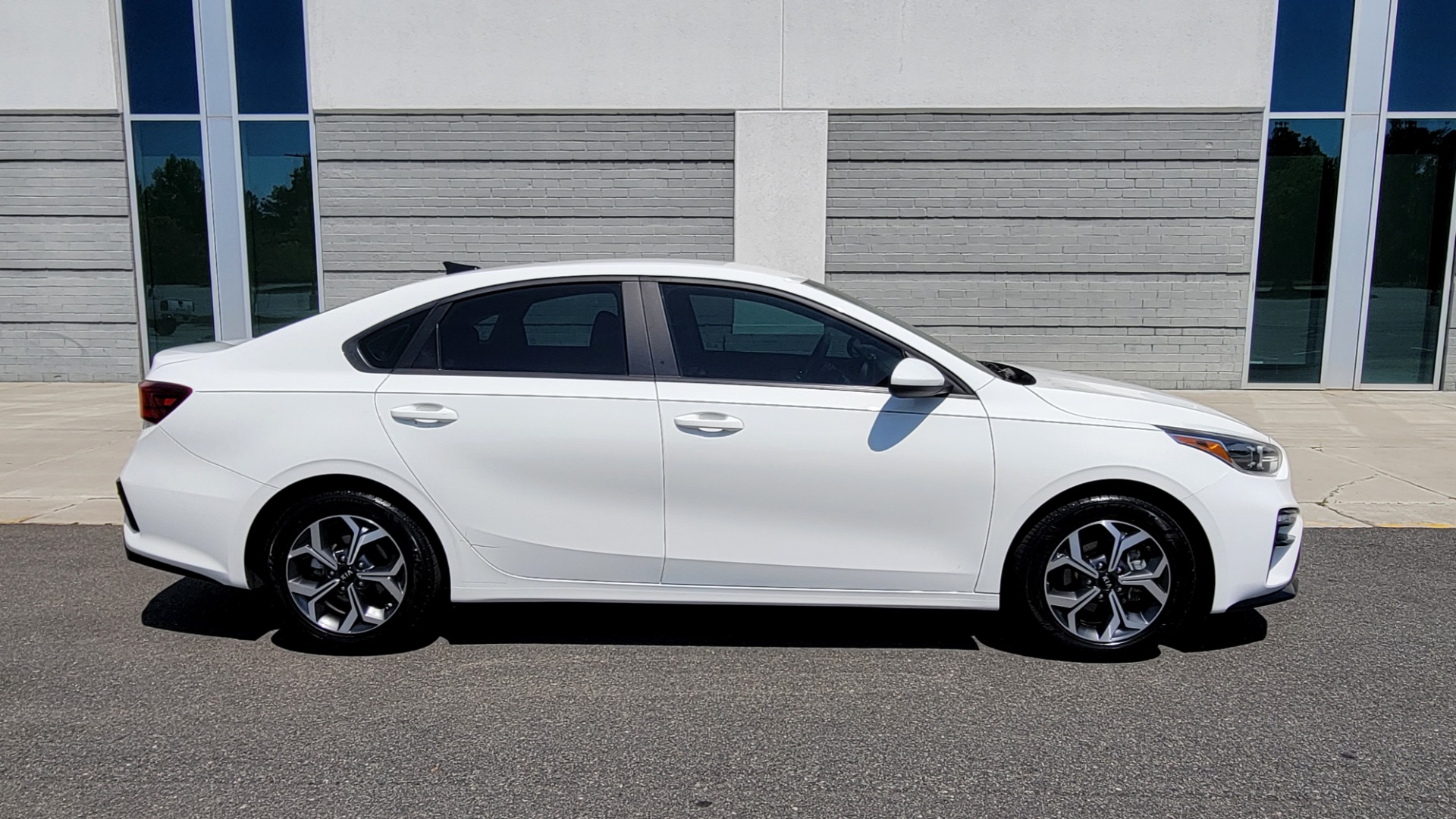 Used 2019 Kia FORTE LXS IVT 2.0L SEDAN / CVT TRANS / APPLE / DUAL-ZONE AIR / REARVIEW for sale $16,995 at Formula Imports in Charlotte NC 28227 9