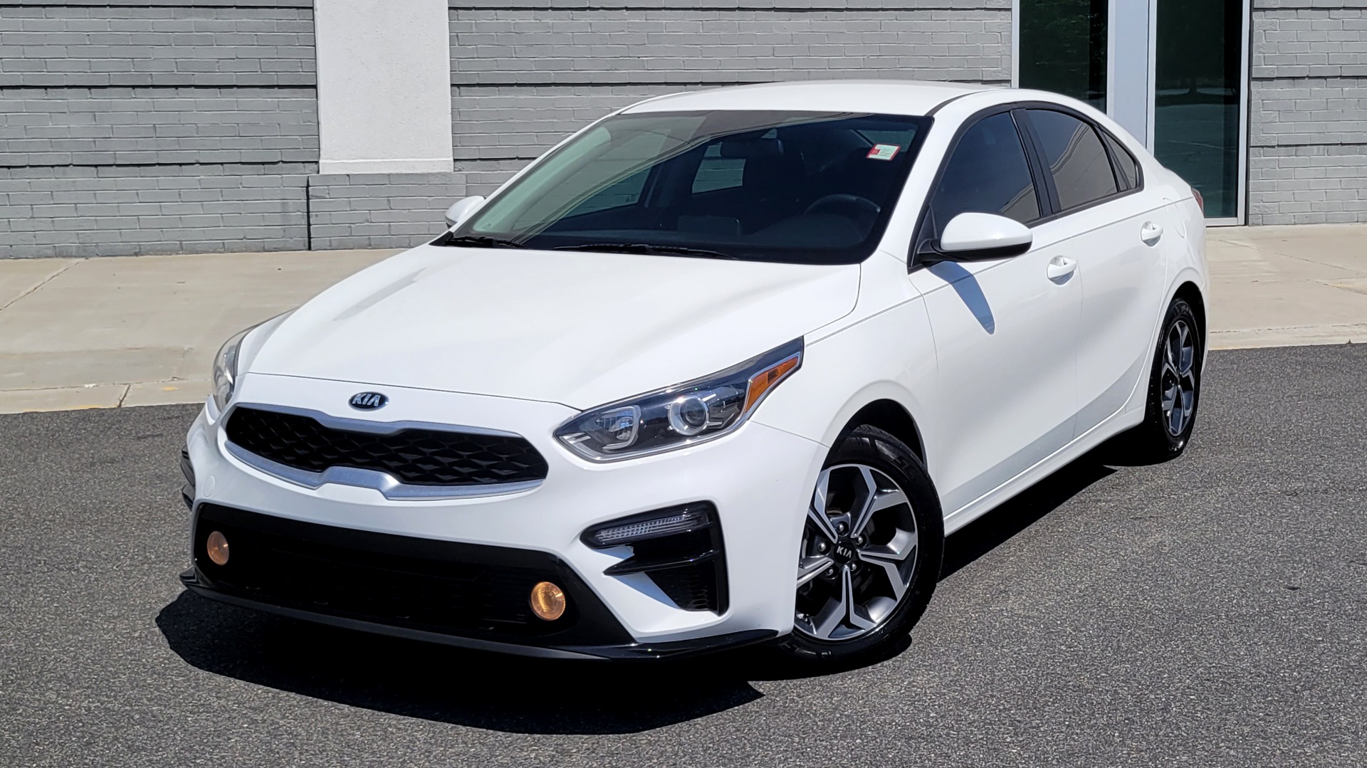 Used 2019 Kia FORTE LXS IVT 2.0L SEDAN / CVT TRANS / APPLE / DUAL-ZONE AIR / REARVIEW for sale $16,995 at Formula Imports in Charlotte NC 28227 1
