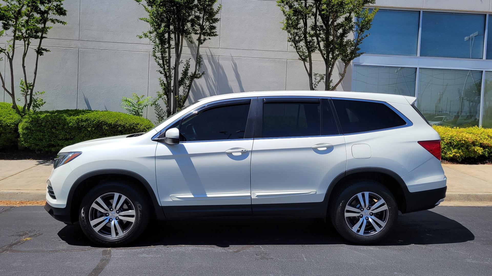 Used 2017 Honda PILOT EX-L AWD / 3.5L V6 / AUTO / SUNROOF / 3-ROW / REARVIEW for sale Sold at Formula Imports in Charlotte NC 28227 3