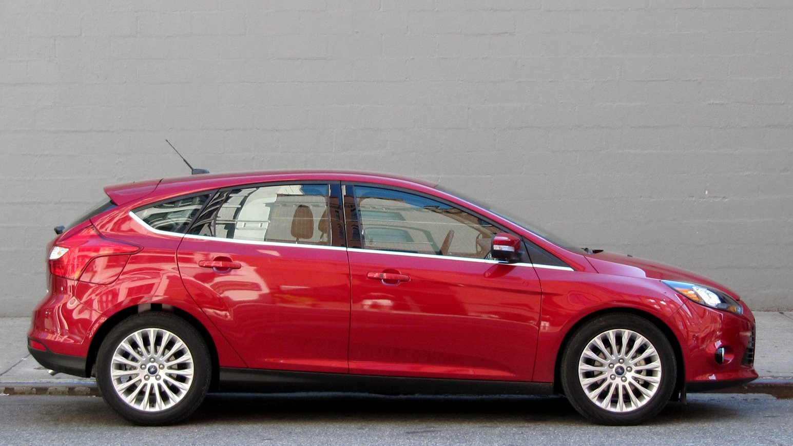 Used 2012 Ford FOCUS TITANIUM 2.0L / REAR PARKING AID / MYFORD TOUCH / HD SIRIUS / NAV for sale Sold at Formula Imports in Charlotte NC 28227 1