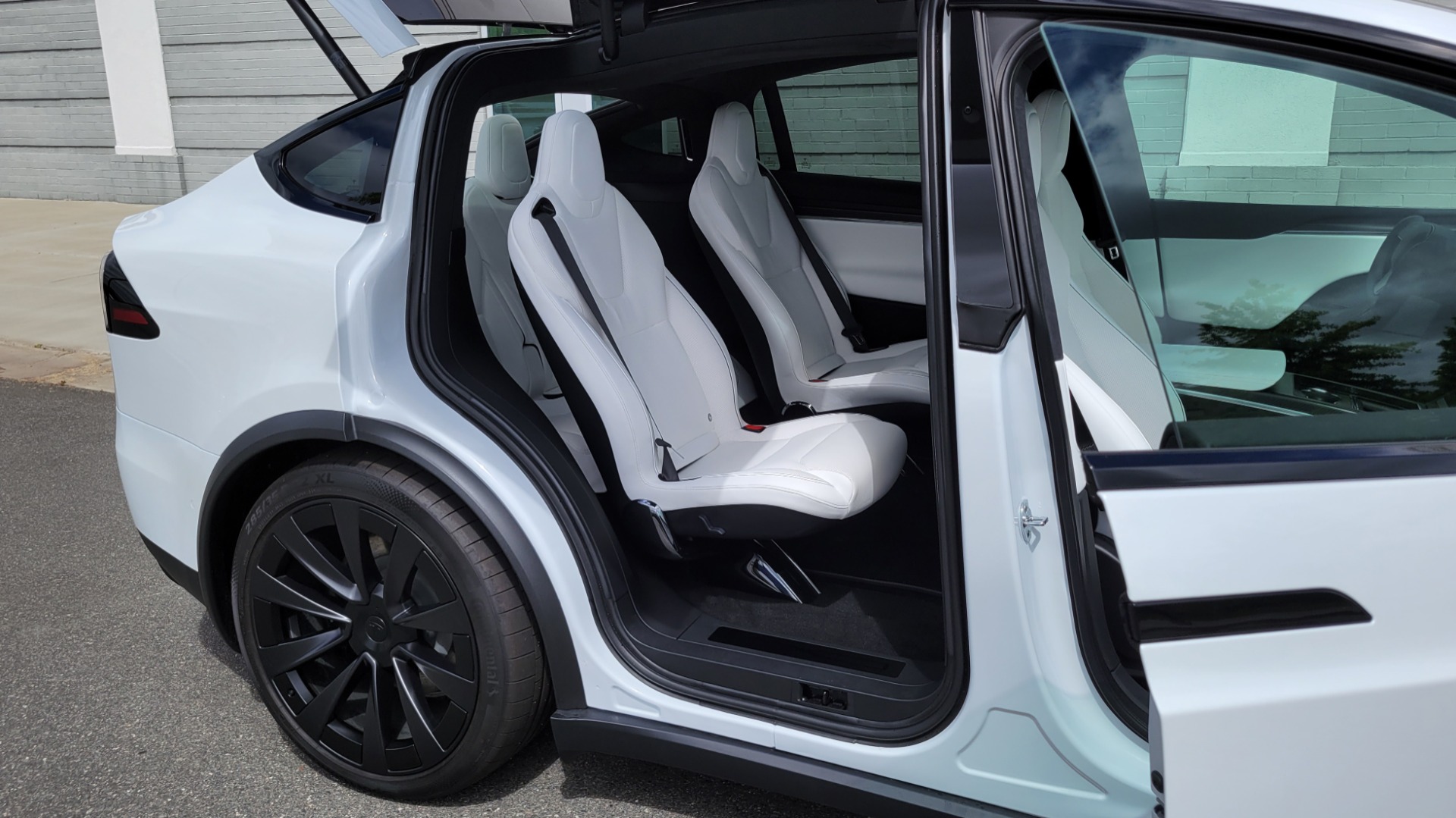Used 2022 Tesla MODEL X PLAID 1020HP AWD SEDAN / NAV / GLASS ROOF / 3-ROWS / REARVIEW/ LOW MILES for sale Sold at Formula Imports in Charlotte NC 28227 17
