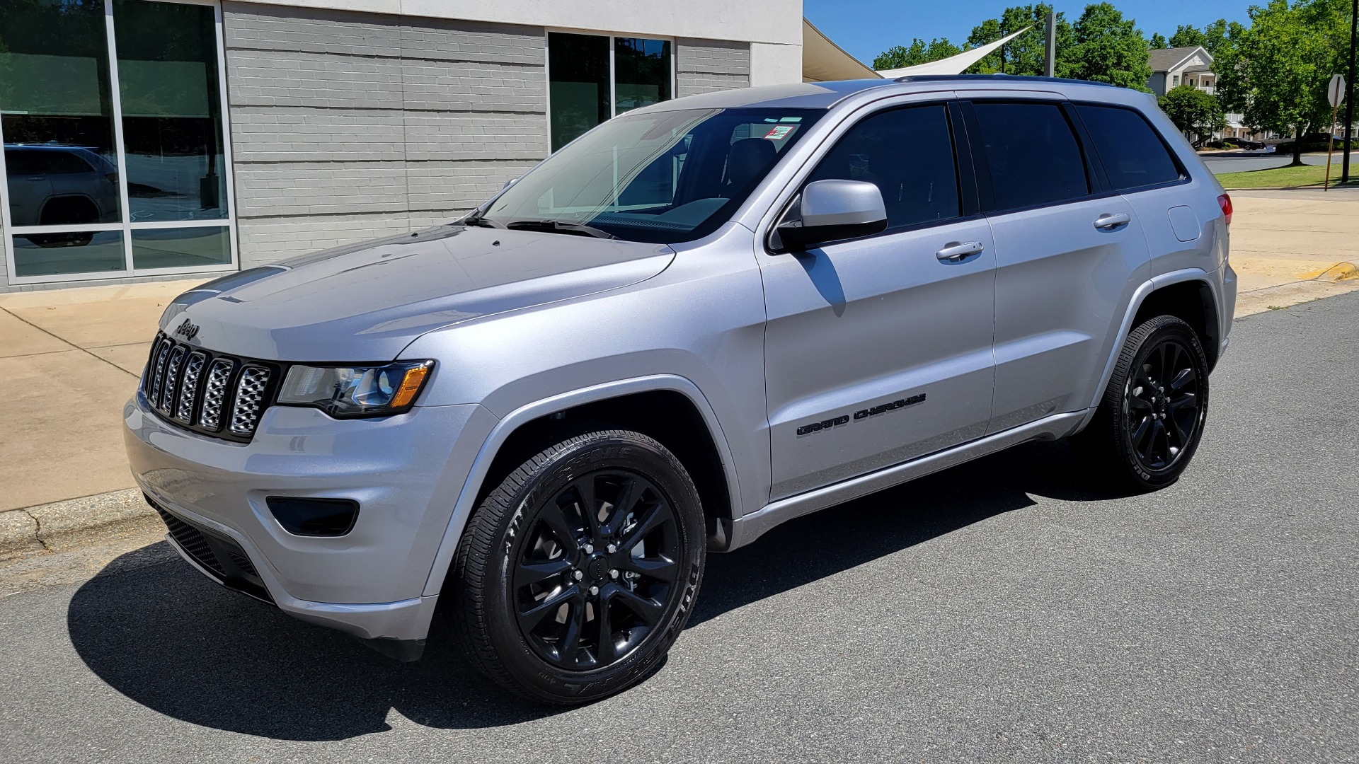Used 2021 Jeep GRAND CHEROKEE LAREDO X / 3.6L / 4X4 / NAV / ALTITUDE PKG / LEATHER / REARVIEW for sale Sold at Formula Imports in Charlotte NC 28227 4