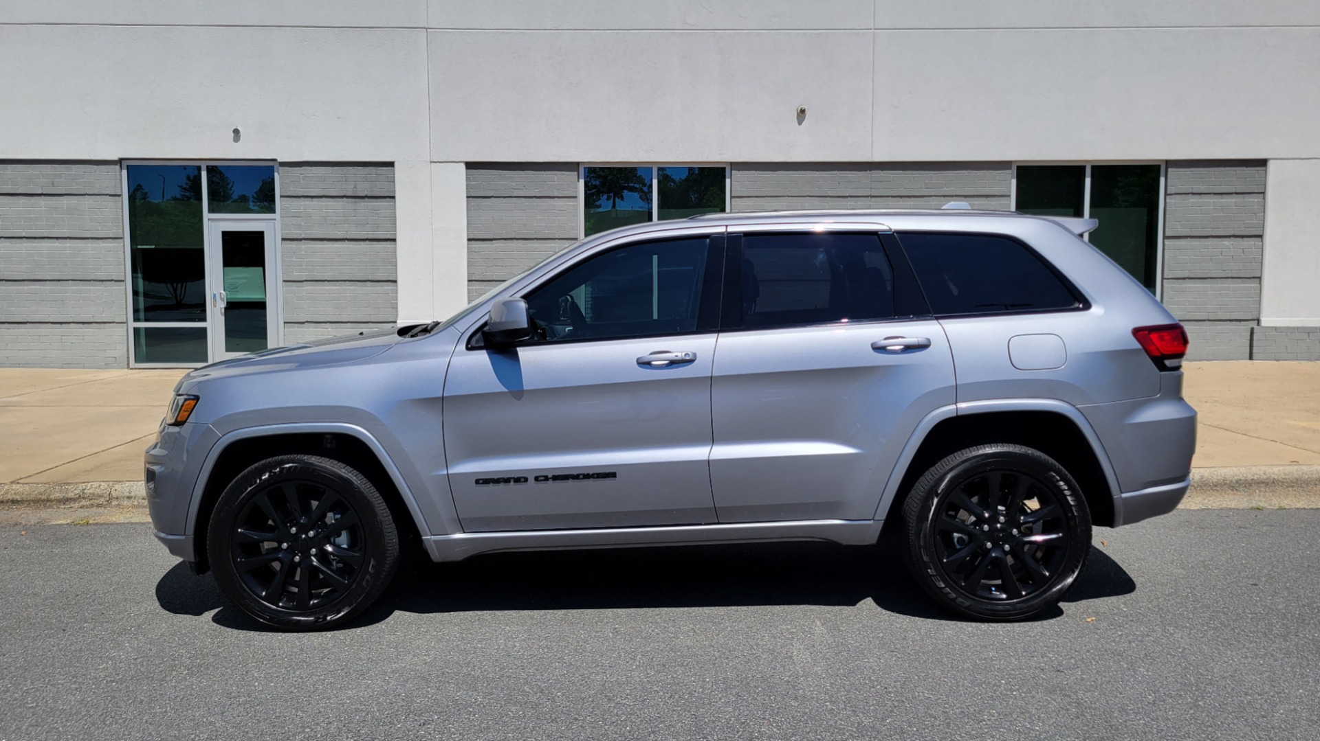 Used 2021 Jeep GRAND CHEROKEE LAREDO X / 3.6L / 4X4 / NAV / ALTITUDE PKG / LEATHER / REARVIEW for sale Sold at Formula Imports in Charlotte NC 28227 5