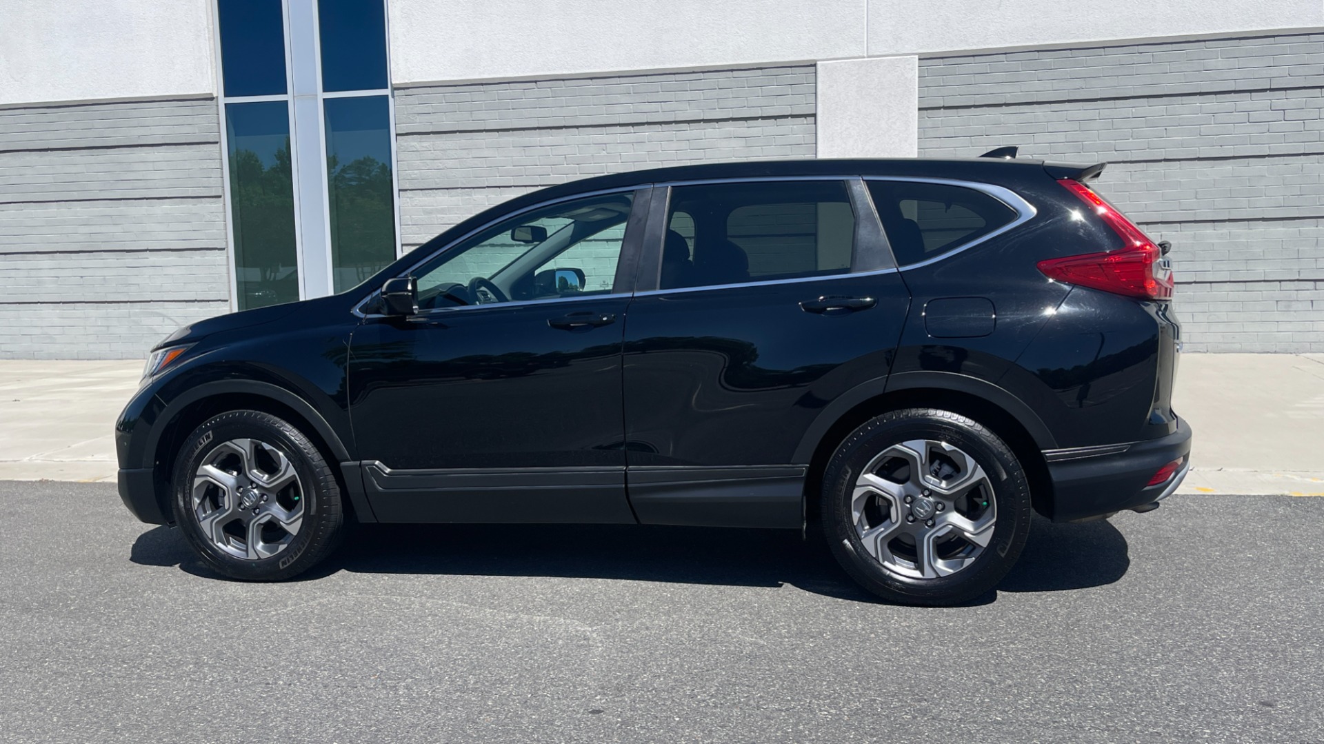 Used 2017 Honda CR-V EX-L / 1.5L TURBO / SUNROOF / BLIND SPOT SYSTEM / REARVIEW for sale Sold at Formula Imports in Charlotte NC 28227 4