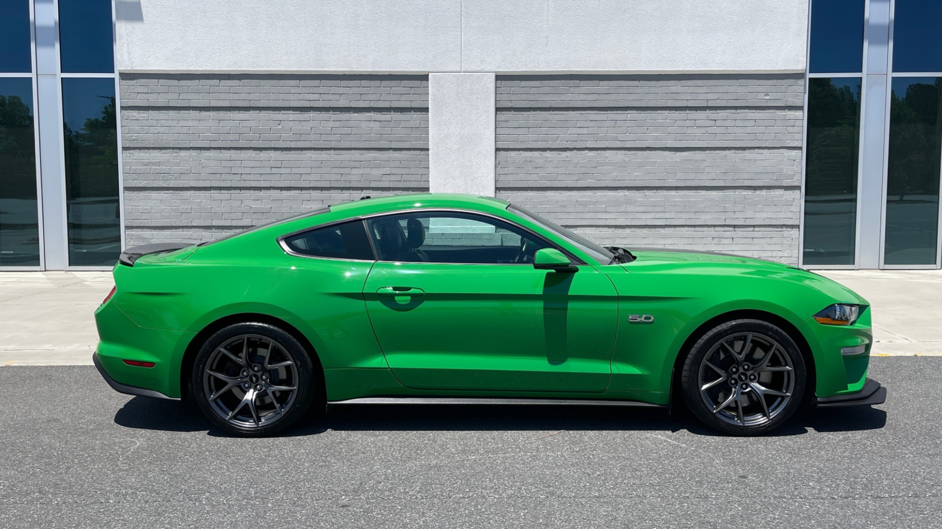 Used 2019 Ford MUSTANG GT PREMIUM COUPE / MANUAL / NAV /A/C / VENTILATED SEATS / 19IN WHLS / REARV for sale Sold at Formula Imports in Charlotte NC 28227 12