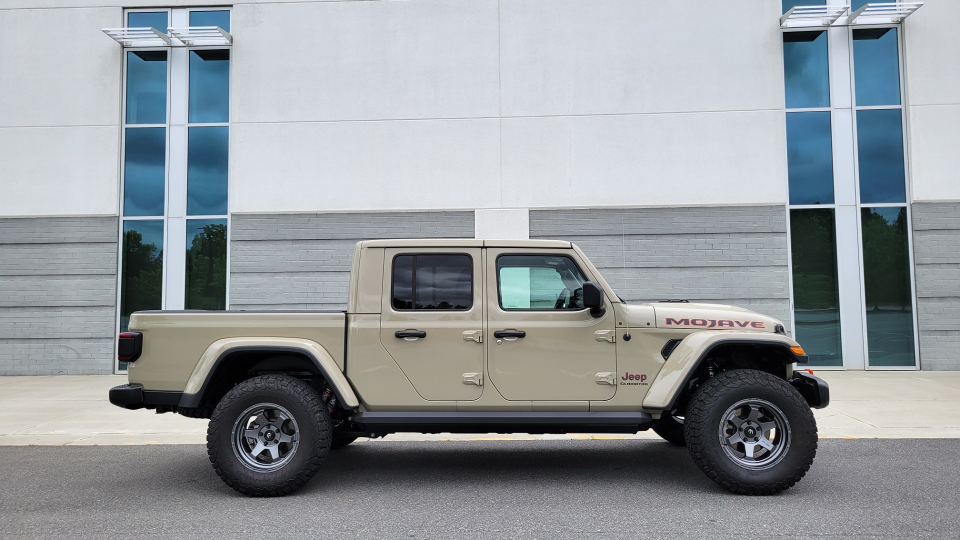 Used 2020 Jeep GLADIATOR MOJAVE 4X4 / 3.6L / AUTO / NAV / COLOR HARD-TOP / ALPINE / REARVIEW for sale $58,995 at Formula Imports in Charlotte NC 28227 10
