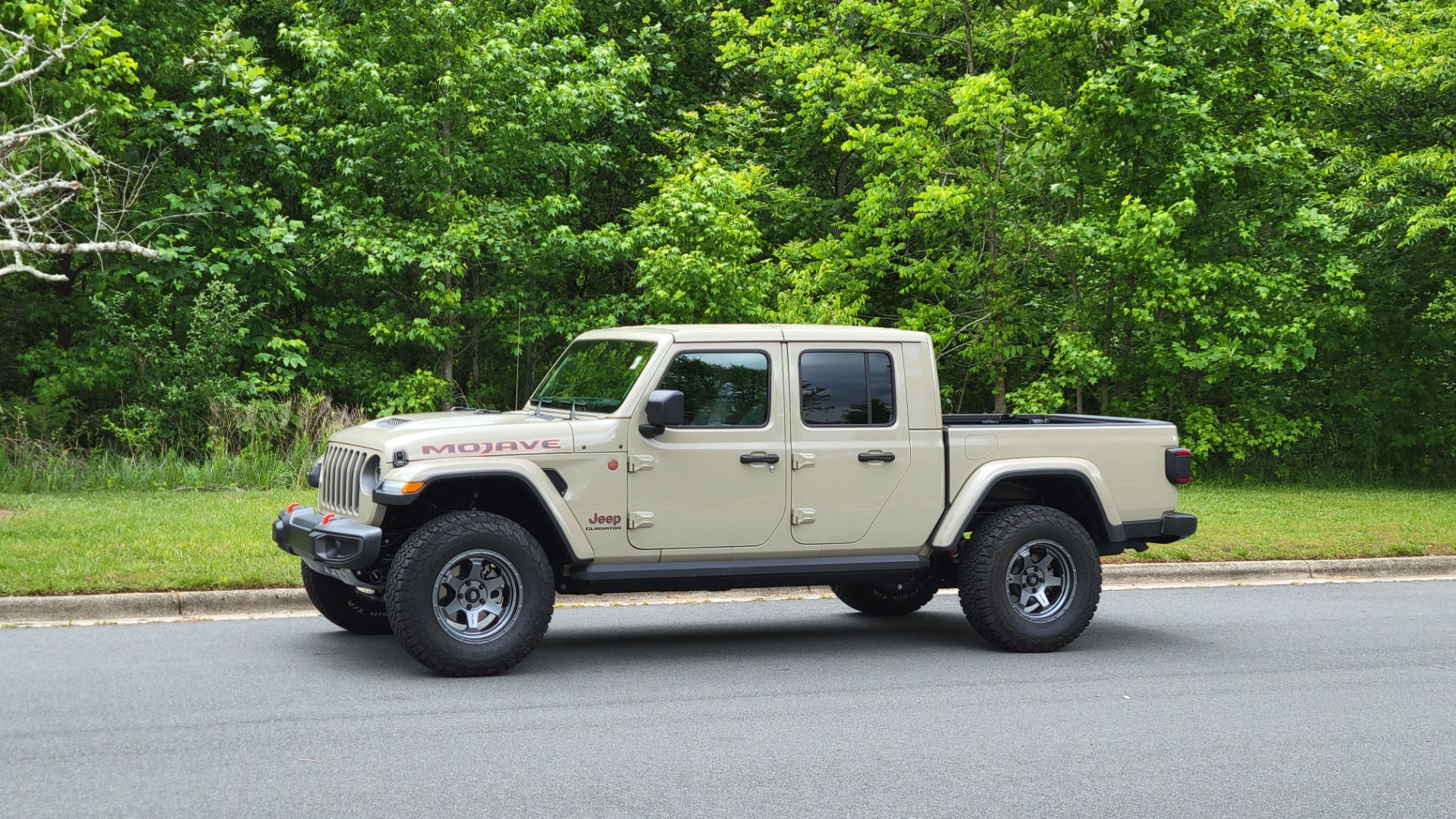 Used 2020 Jeep GLADIATOR MOJAVE 4X4 / 3.6L / AUTO / NAV / COLOR HARD-TOP / ALPINE / REARVIEW for sale $58,995 at Formula Imports in Charlotte NC 28227 105