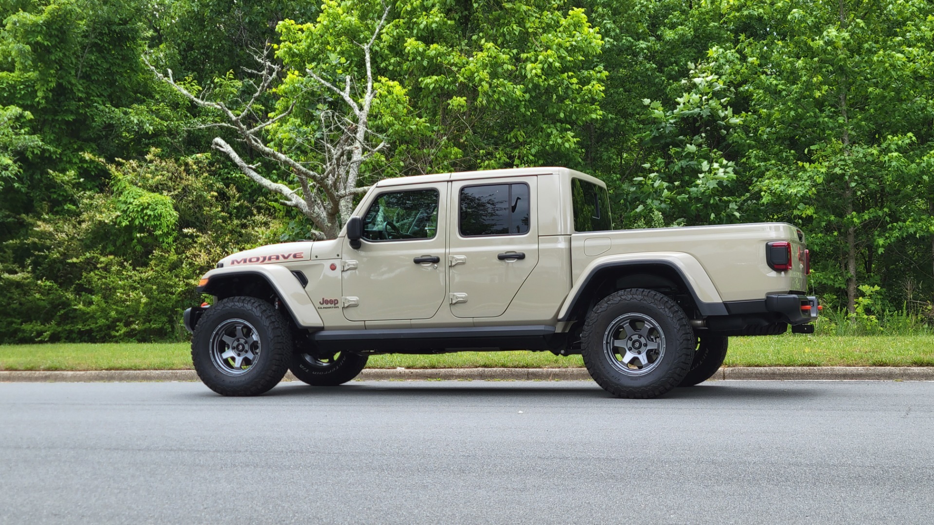Used 2020 Jeep GLADIATOR MOJAVE 4X4 / 3.6L / AUTO / NAV / COLOR HARD-TOP / ALPINE / REARVIEW for sale $58,995 at Formula Imports in Charlotte NC 28227 106