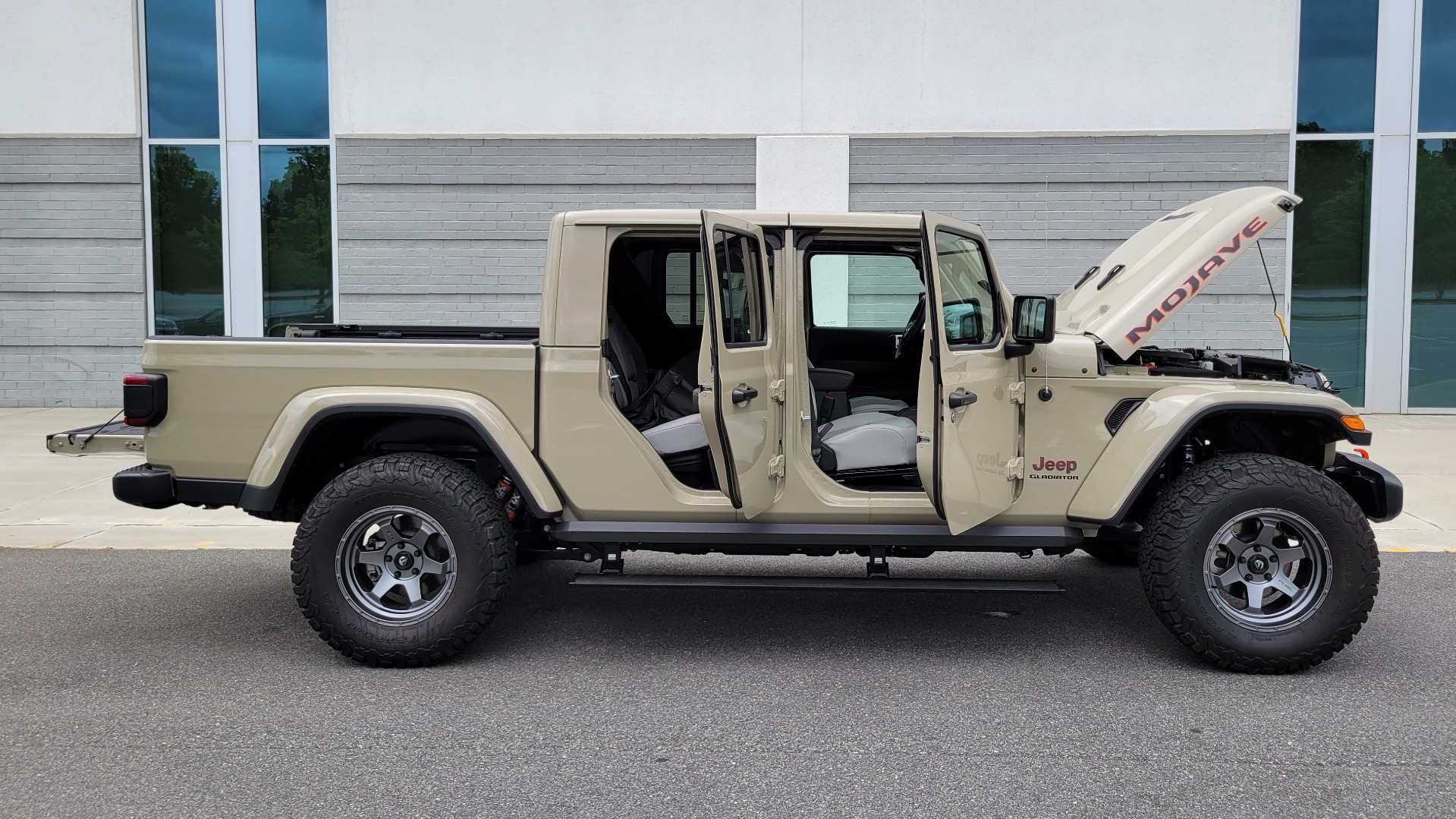 Used 2020 Jeep GLADIATOR MOJAVE 4X4 / 3.6L / AUTO / NAV / COLOR HARD-TOP / ALPINE / REARVIEW for sale $58,995 at Formula Imports in Charlotte NC 28227 46