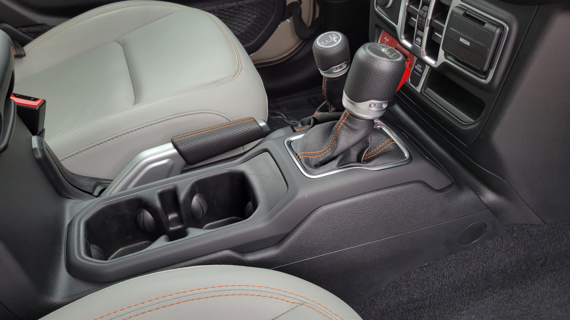 Used 2020 Jeep GLADIATOR MOJAVE 4X4 / 3.6L / AUTO / NAV / COLOR HARD-TOP / ALPINE / REARVIEW for sale $58,995 at Formula Imports in Charlotte NC 28227 72
