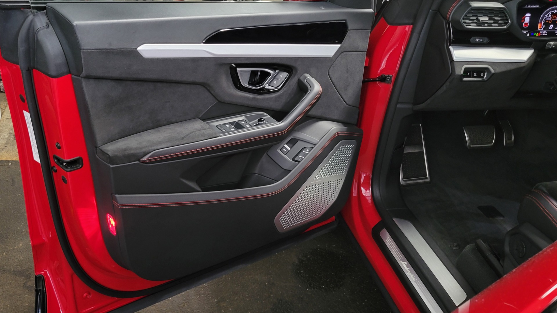Used 2019 Lamborghini URUS 4.0L V8 / AUTO / AWD / NAV / SUNROOF / LEATHER / REARVIEW for sale Sold at Formula Imports in Charlotte NC 28227 19