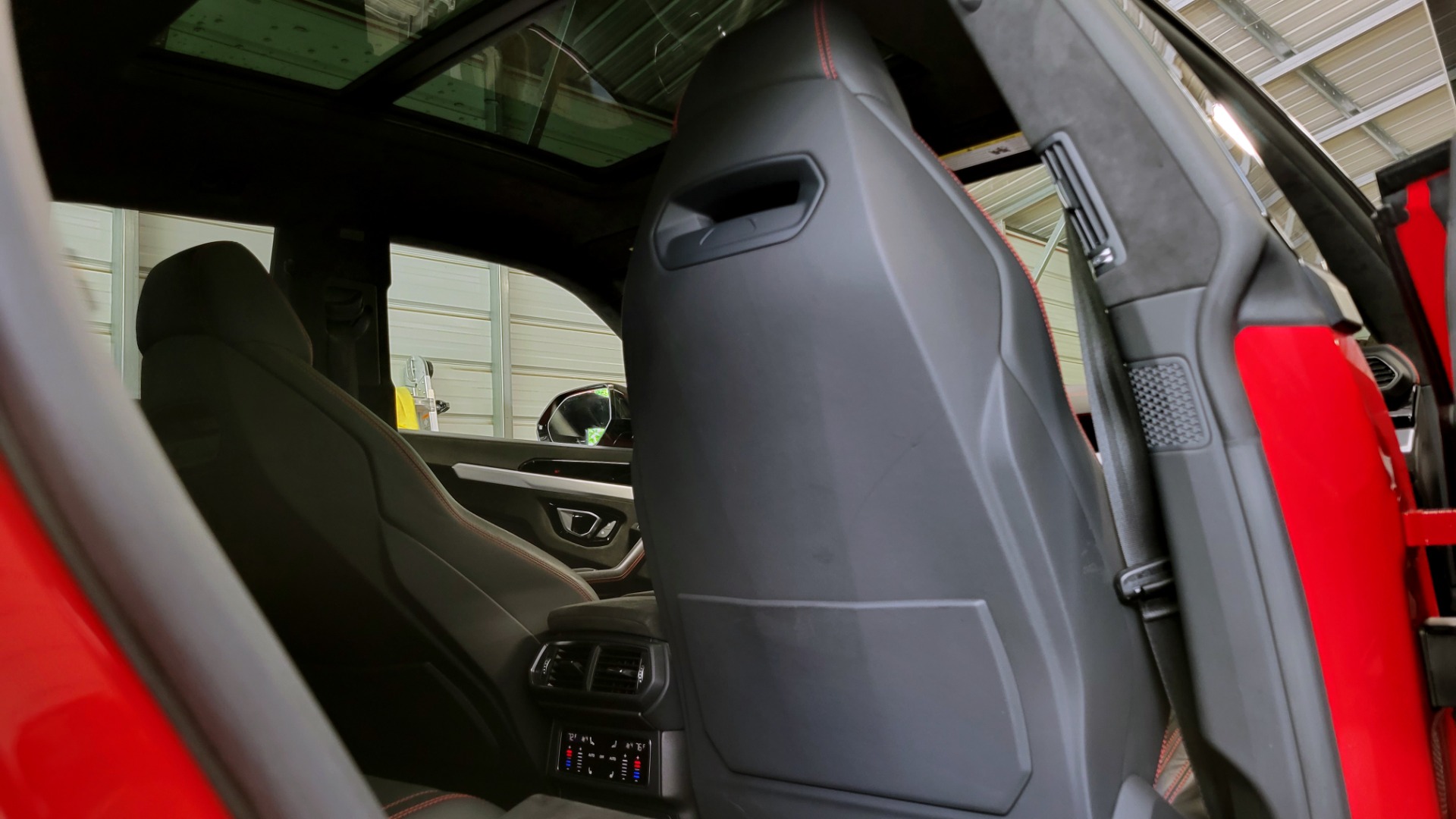 Used 2019 Lamborghini URUS 4.0L V8 / AUTO / AWD / NAV / SUNROOF / LEATHER / REARVIEW for sale Sold at Formula Imports in Charlotte NC 28227 32