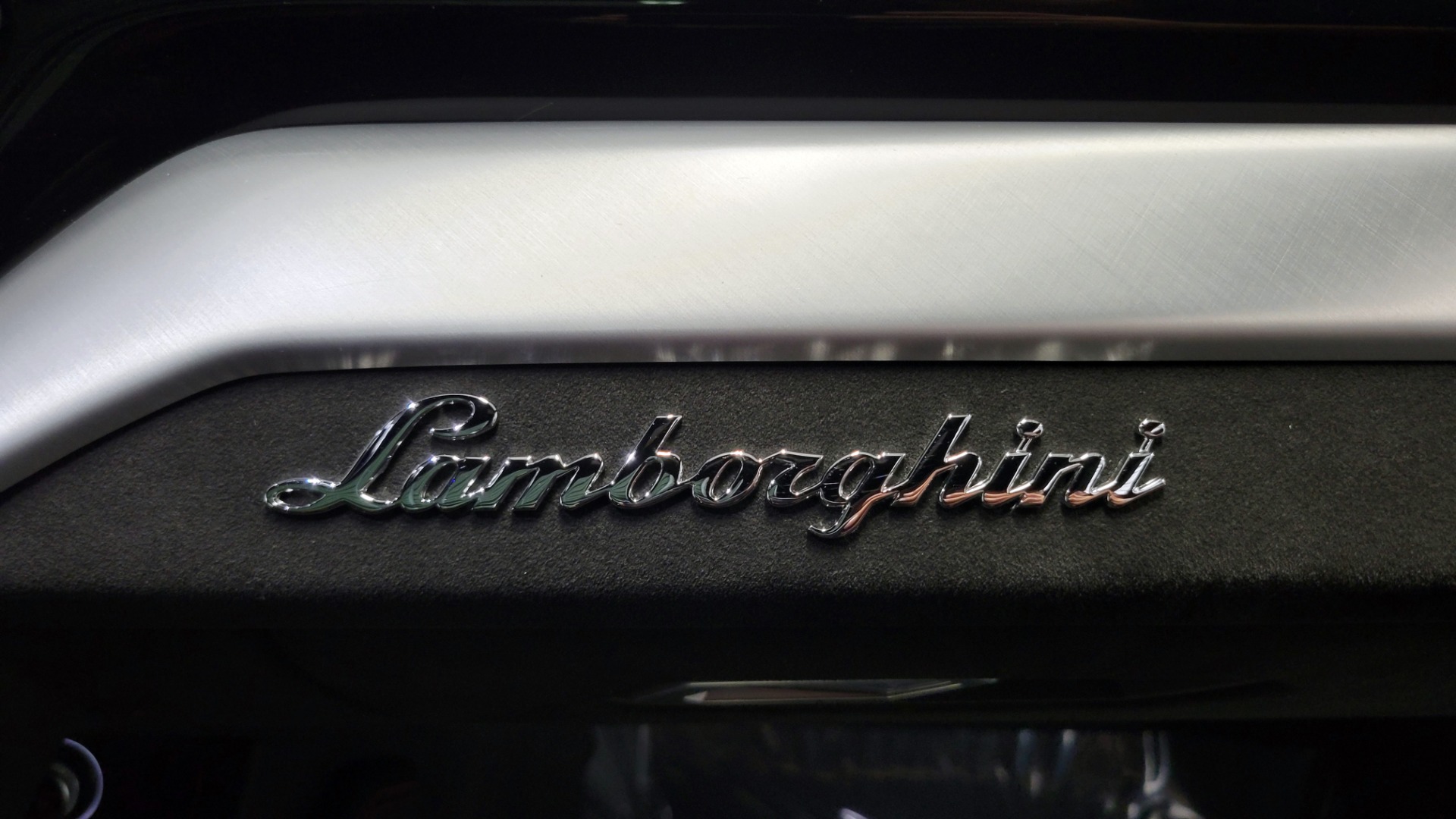 Used 2019 Lamborghini URUS 4.0L V8 / AUTO / AWD / NAV / SUNROOF / LEATHER / REARVIEW for sale $259,999 at Formula Imports in Charlotte NC 28227 38