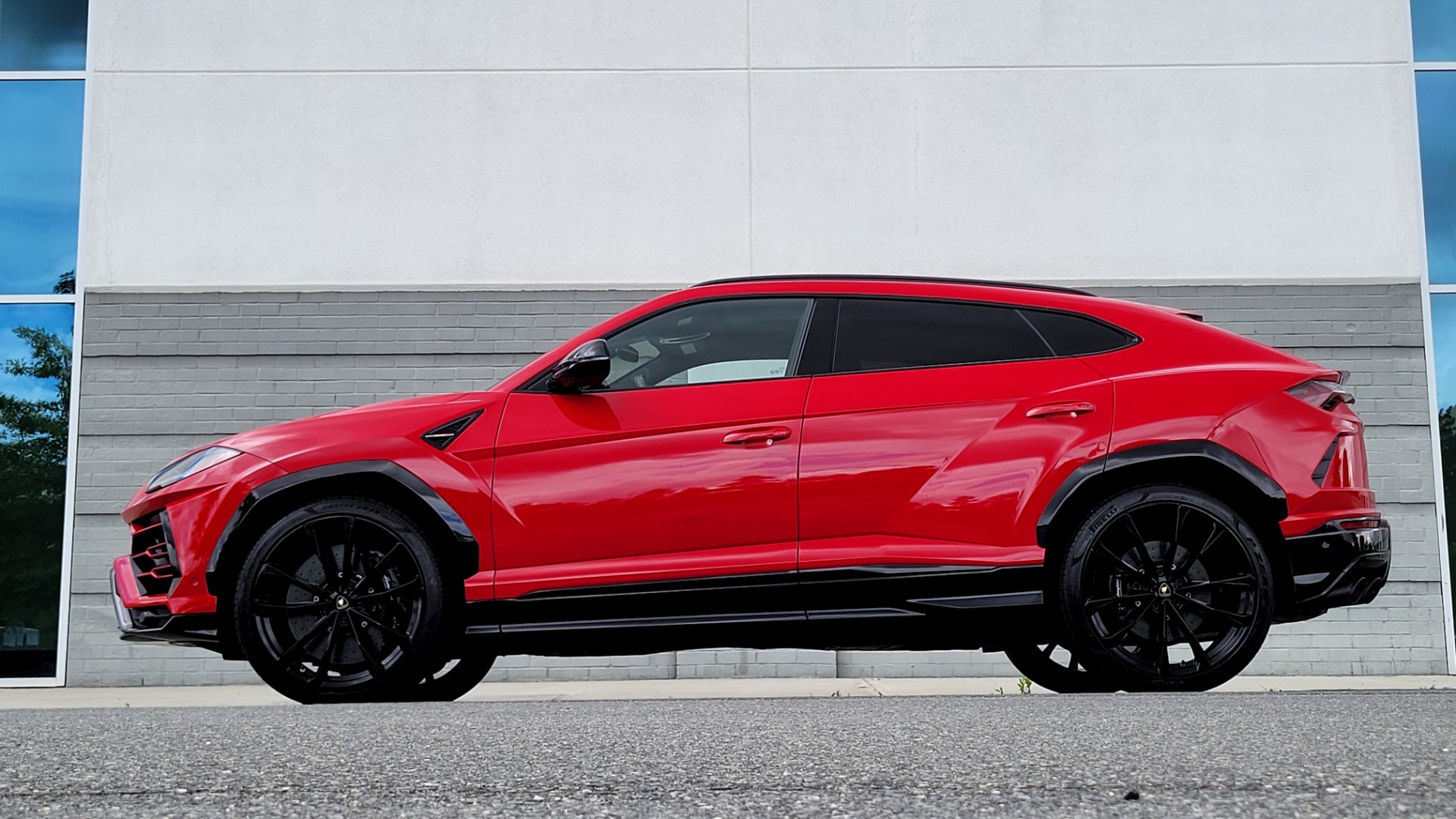 Used 2019 Lamborghini URUS 4.0L V8 / AUTO / AWD / NAV / SUNROOF / LEATHER / REARVIEW for sale Sold at Formula Imports in Charlotte NC 28227 4