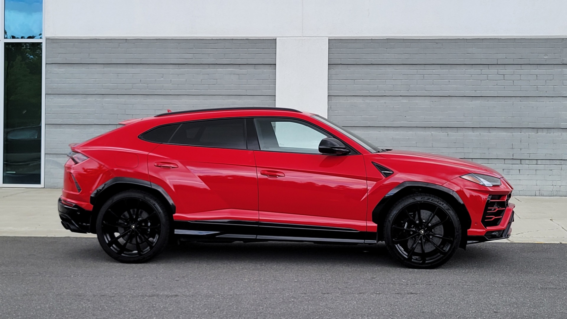 Used 2019 Lamborghini URUS 4.0L V8 / AUTO / AWD / NAV / SUNROOF / LEATHER / REARVIEW for sale Sold at Formula Imports in Charlotte NC 28227 9