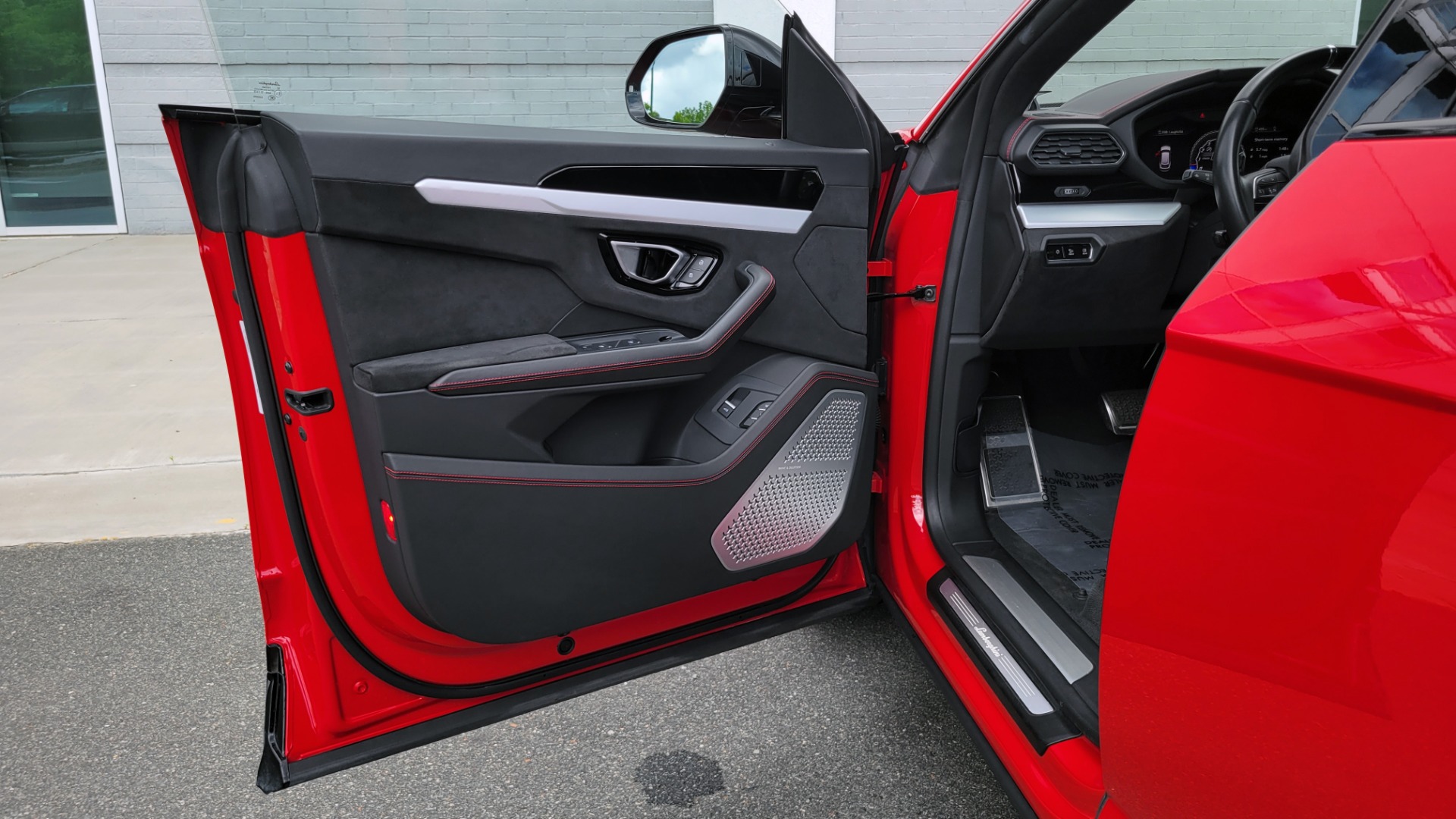 Used 2019 Lamborghini URUS 4.0L V8 / AUTO / AWD / NAV / SUNROOF / LEATHER / REARVIEW for sale Sold at Formula Imports in Charlotte NC 28227 97