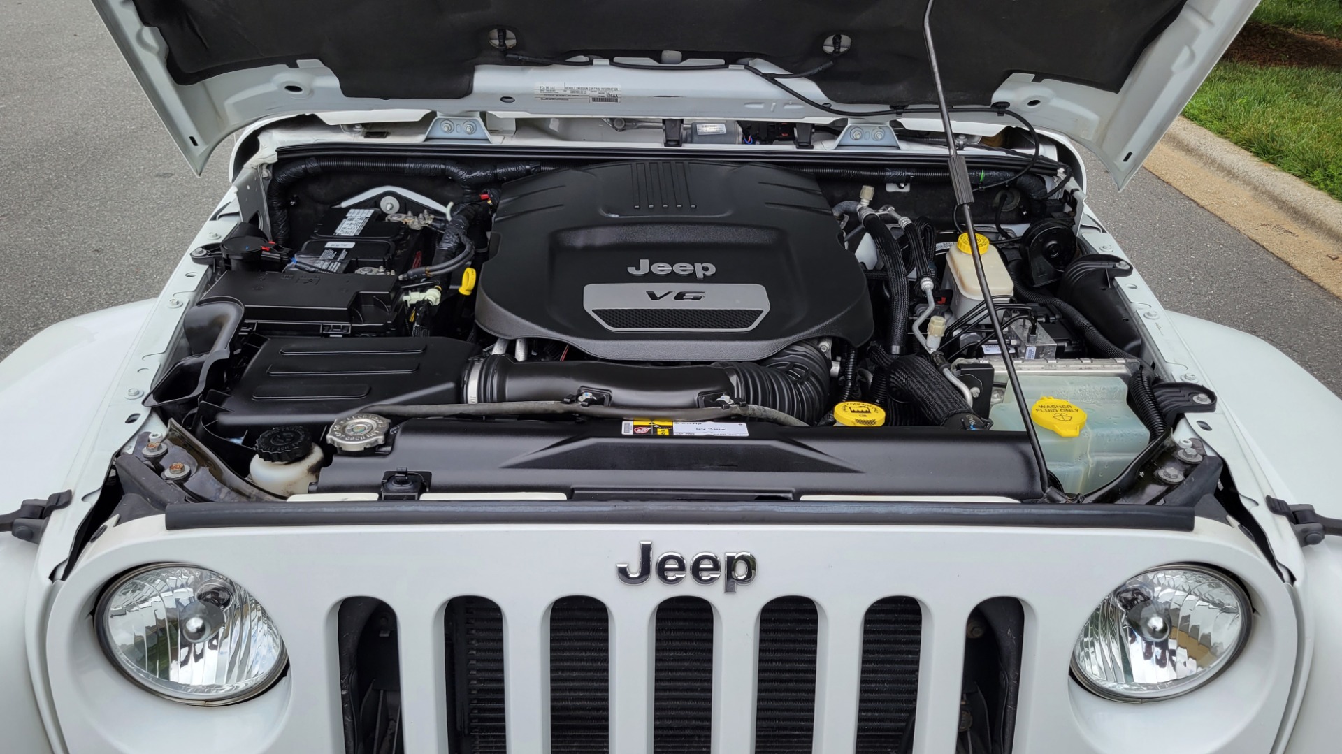 Used 2015 Jeep WRANGLER UNLIMITED SAHARA 4X4 / 3.6L / AUTO / 3-PC HARD-TOP / NAVIGATION for sale $33,995 at Formula Imports in Charlotte NC 28227 14