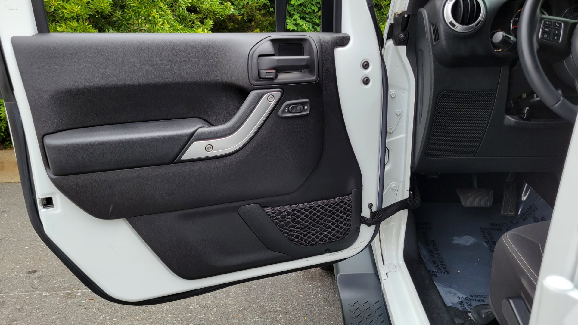 Used 2015 Jeep WRANGLER UNLIMITED SAHARA 4X4 / 3.6L / AUTO / 3-PC HARD-TOP / NAVIGATION for sale $33,995 at Formula Imports in Charlotte NC 28227 32