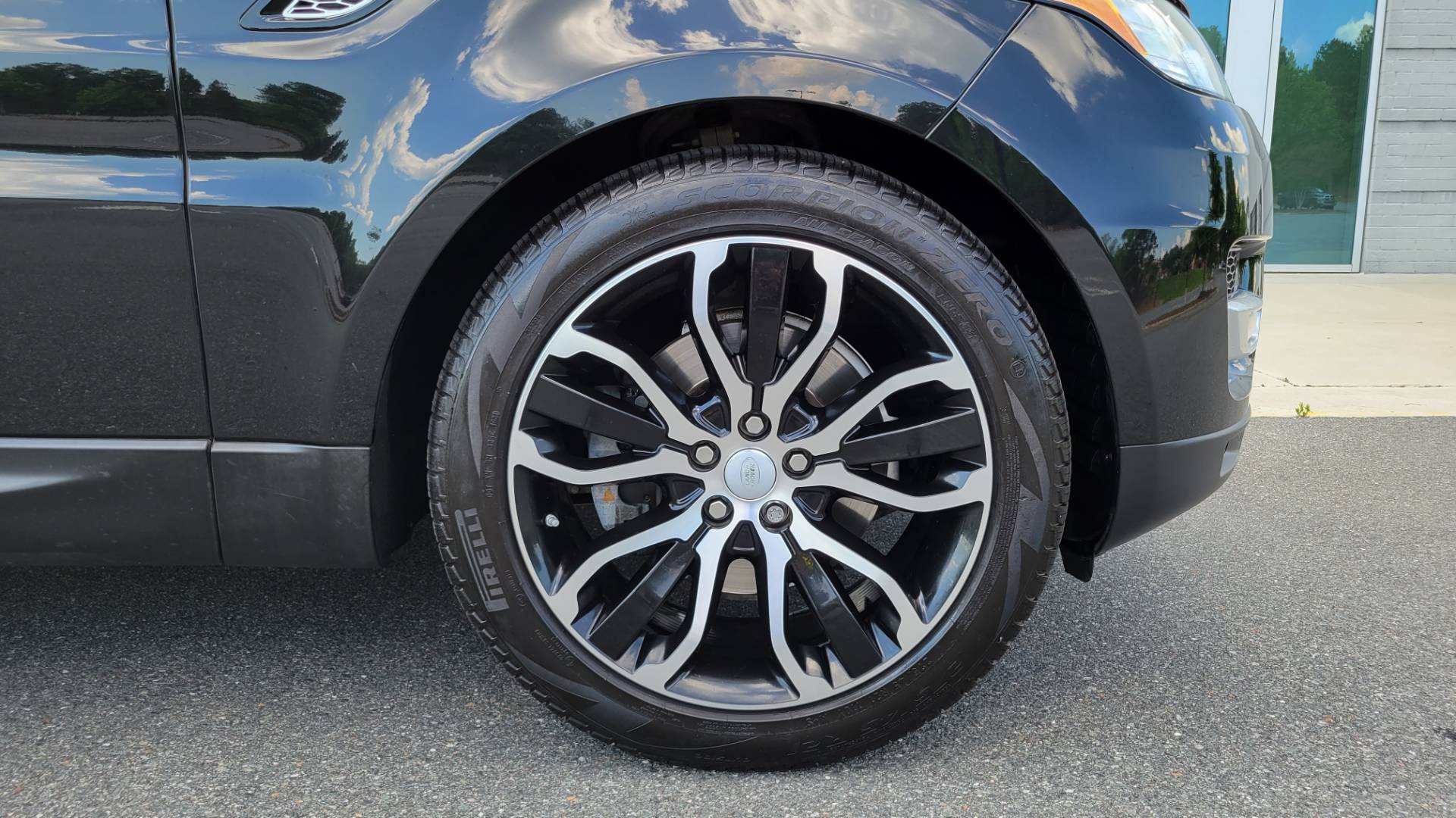 Used 2016 Land Rover RANGE ROVER SPORT HSE / SC V6 / 8-SPD AUTO / VISION & CONV PKG / TOWING PKG for sale $41,995 at Formula Imports in Charlotte NC 28227 100