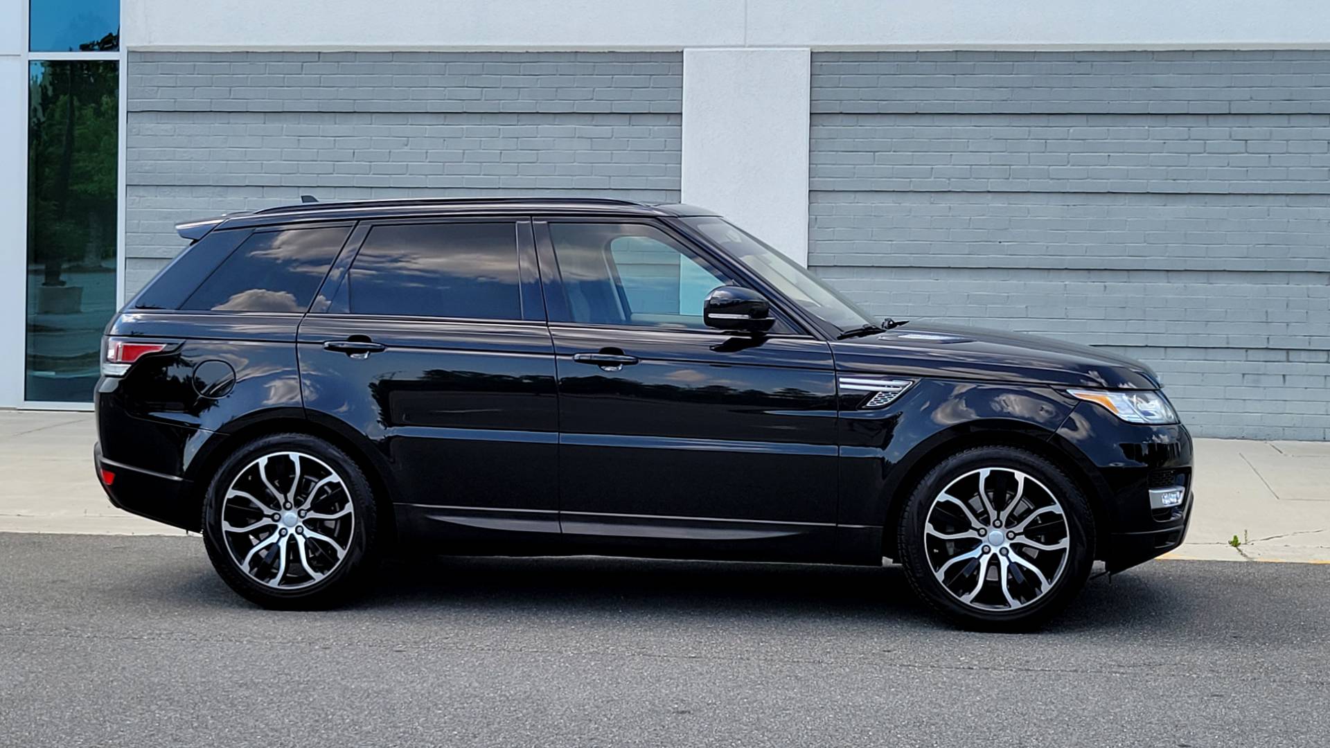 Used 2016 Land Rover RANGE ROVER SPORT HSE / SC V6 / 8-SPD AUTO / VISION & CONV PKG / TOWING PKG for sale Sold at Formula Imports in Charlotte NC 28227 13
