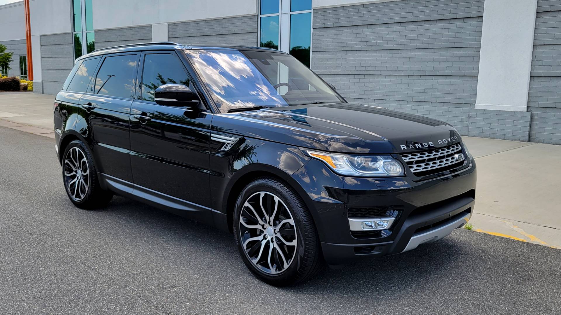 Used 2016 Land Rover RANGE ROVER SPORT HSE / SC V6 / 8-SPD AUTO / VISION & CONV PKG / TOWING PKG for sale $41,995 at Formula Imports in Charlotte NC 28227 14