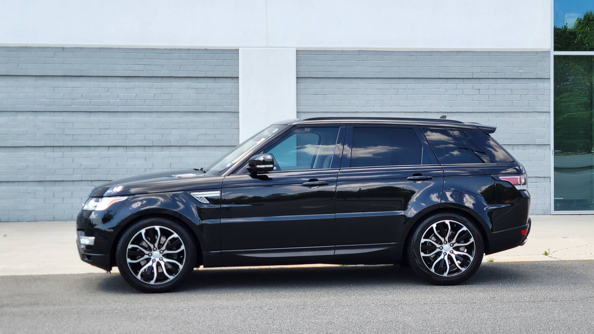 Used 2016 Land Rover RANGE ROVER SPORT HSE / SC V6 / 8-SPD AUTO / VISION & CONV PKG / TOWING PKG for sale Sold at Formula Imports in Charlotte NC 28227 4